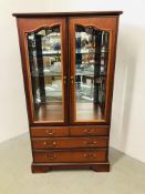 A GOOD QUALITY REPRODUCTION GLAZED TWO DOOR MIRRORED BACK DISPLAY CABINET WITH THREE DRAWERS BELOW