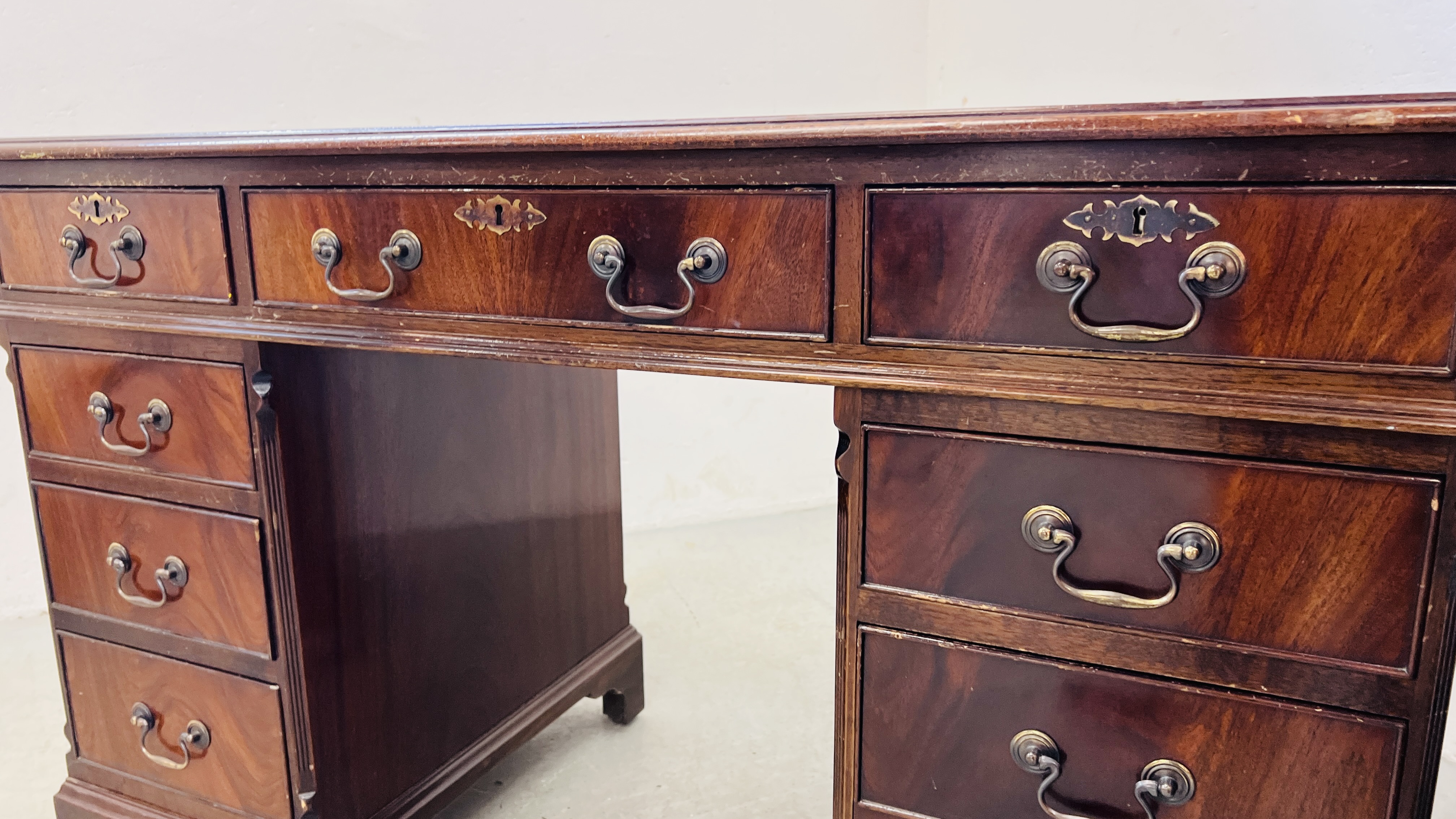 A REPRODUCTION TWIN PEDESTAL HOME OFFICE DESK WITH TAN LEATHERETTE TOOLED TOP WIDTH 122CM. - Image 10 of 10