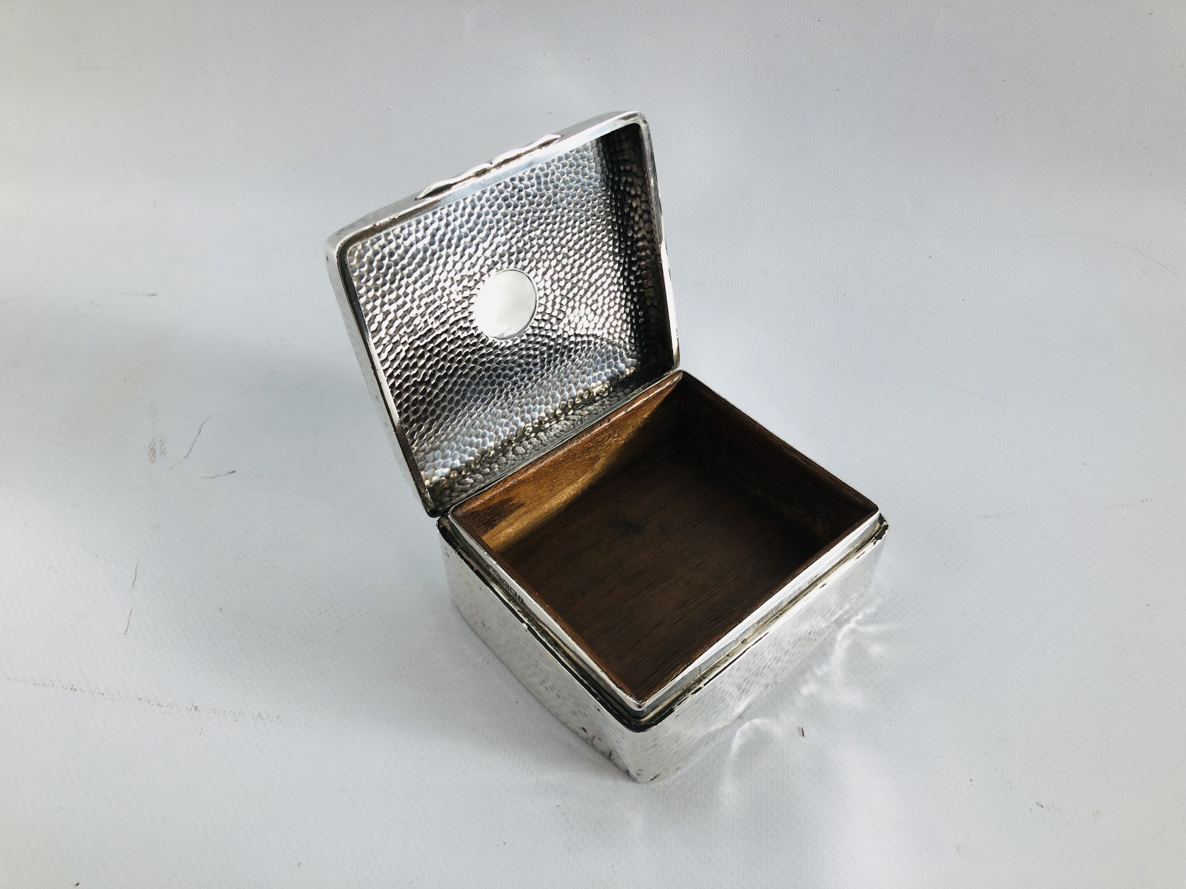 A SMALL SILVER CIGARETTE BOX AND ONE LARGER SILVER CIGARETTE BOX WITH HAMMERED FINISH. - Image 10 of 10