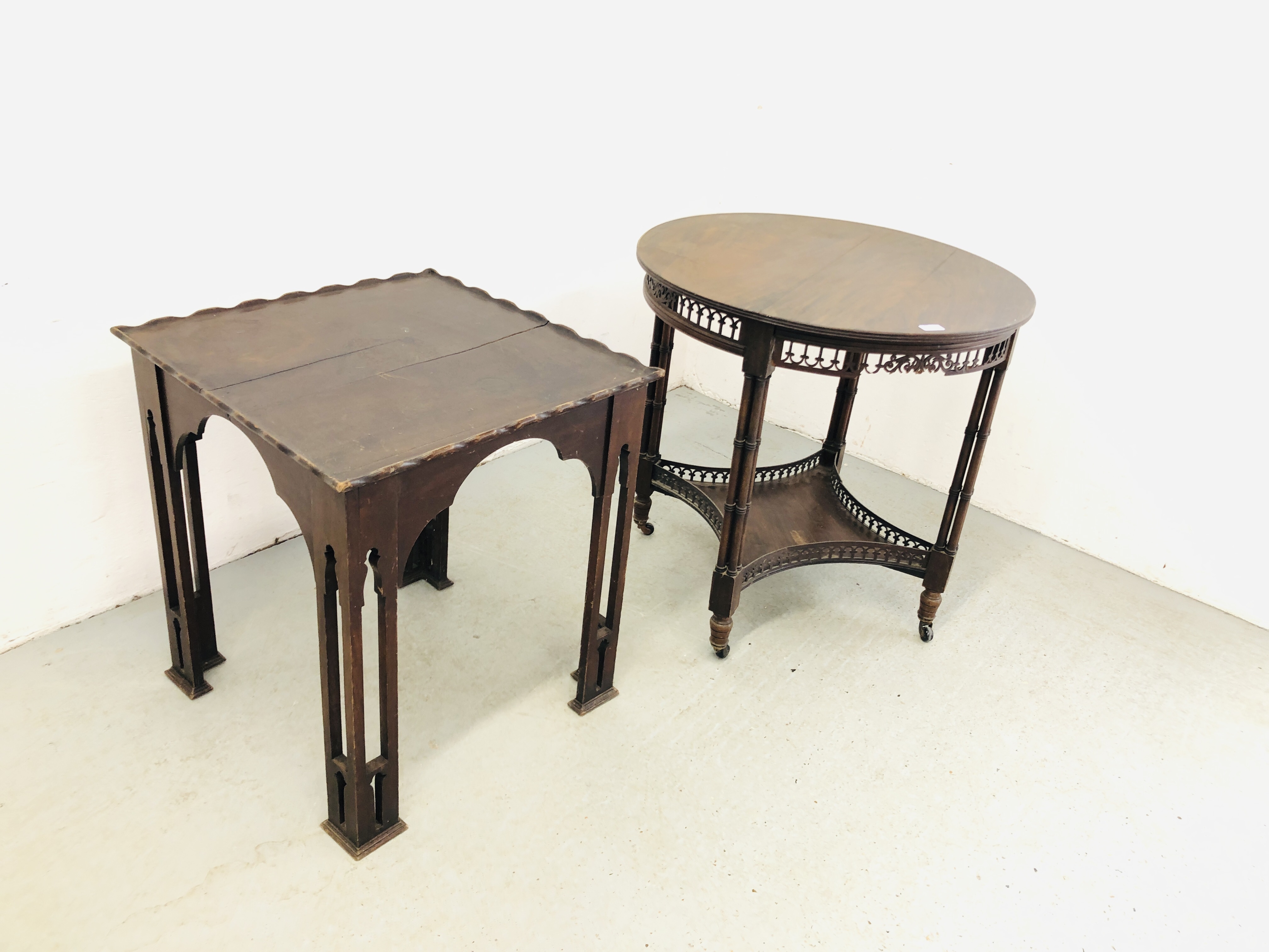 AN ANTIQUE CIRCULAR OCCASIONAL TABLE WITH FRET WORK DETAIL AND GALLERIED SHELF BELOW EACH LEGS