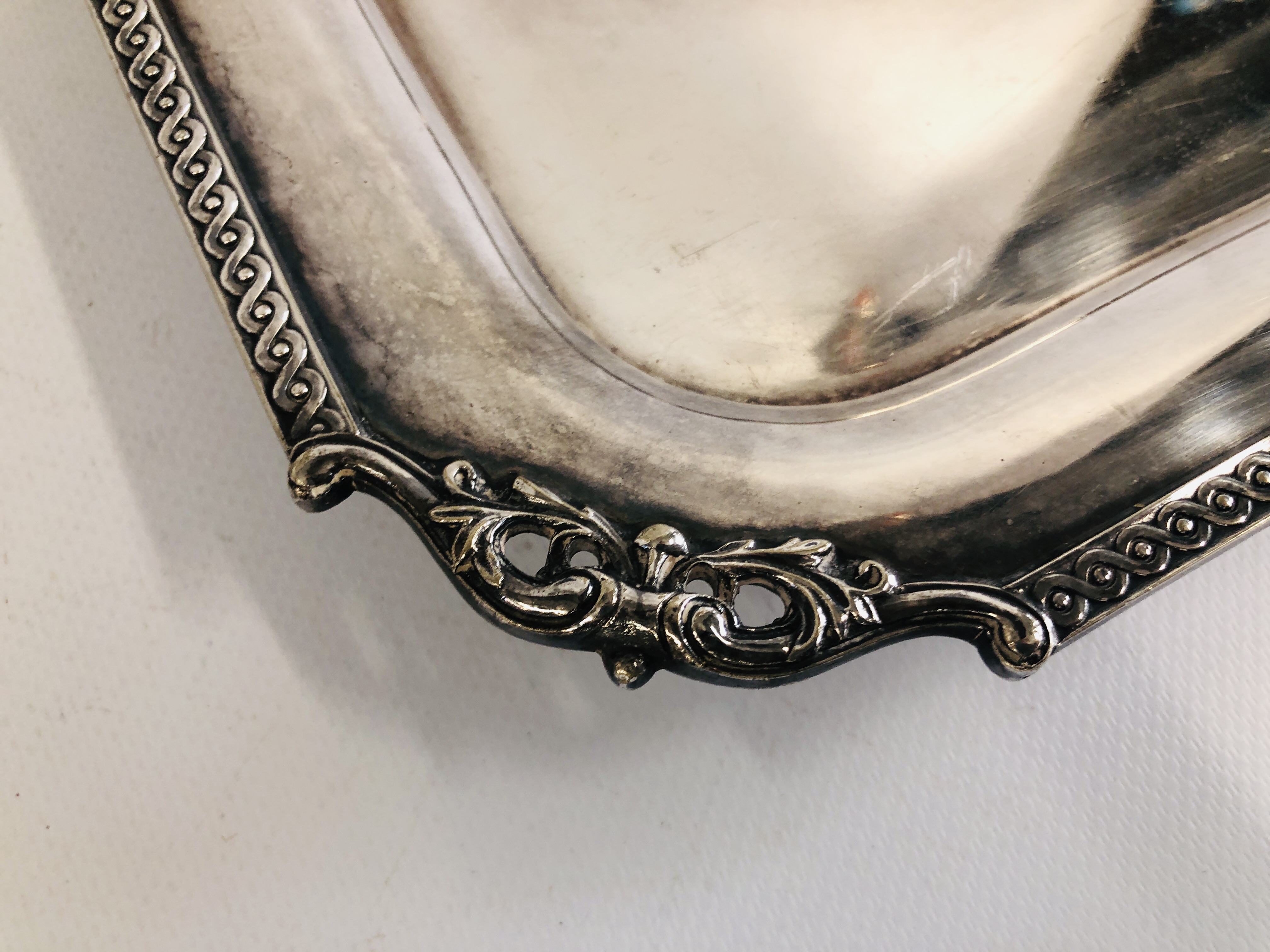 A GOOD QUALITY SILVER PLATED SALVER. - Image 4 of 8