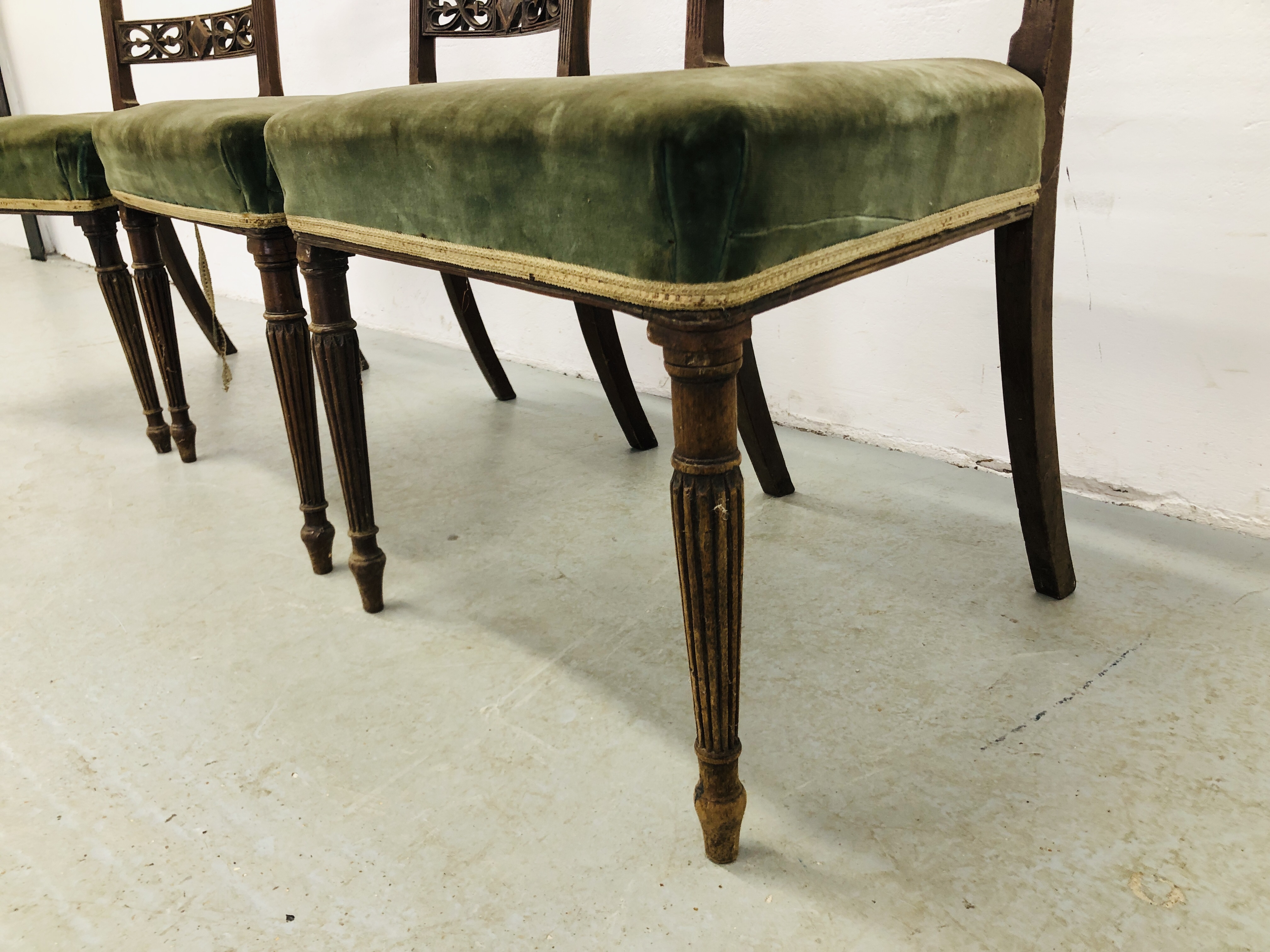 A SET OF THREE GEORGIAN OAK CHIPPENDALE CHAIRS ON REEDED LEG - Image 4 of 10