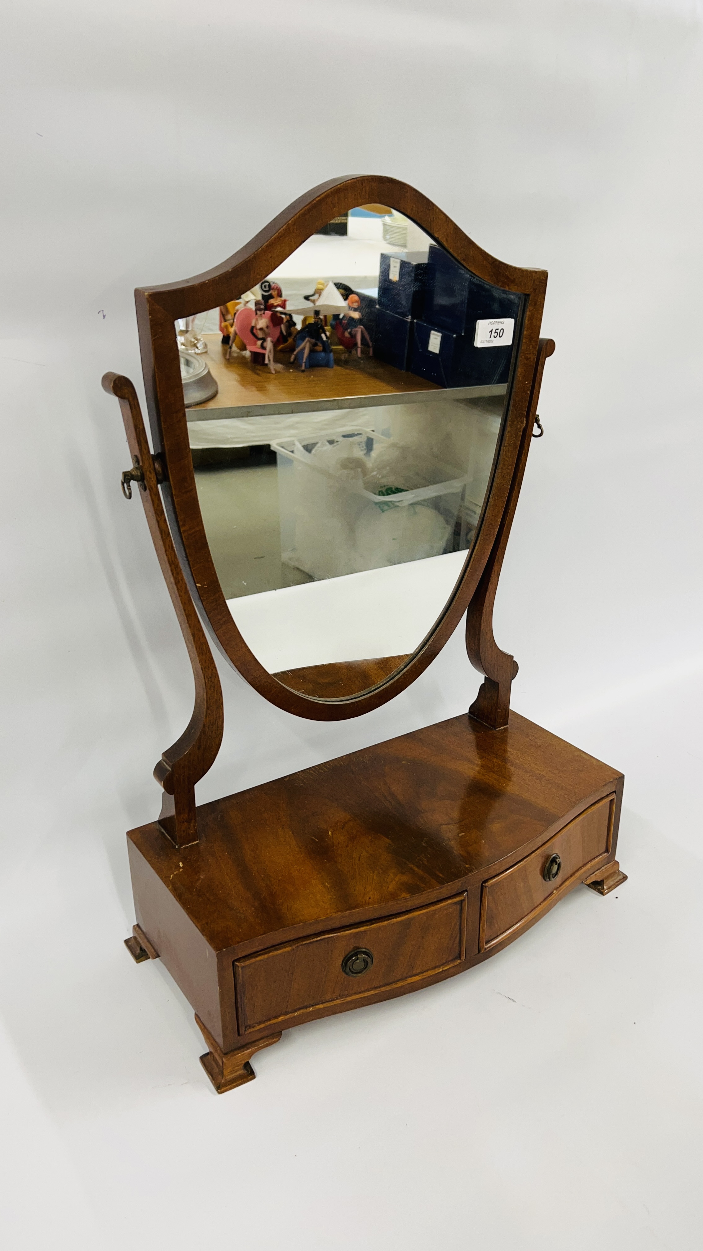 AN EDWARDIAN SHIELD DESIGN TWO DRAWER DRESSING TABLE MIRROR. - Image 6 of 6