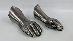 PAIR OF MEDIUM SIZED MEDIEVAL RE-ENACTMENT ARMOUR GAUNTLETS.