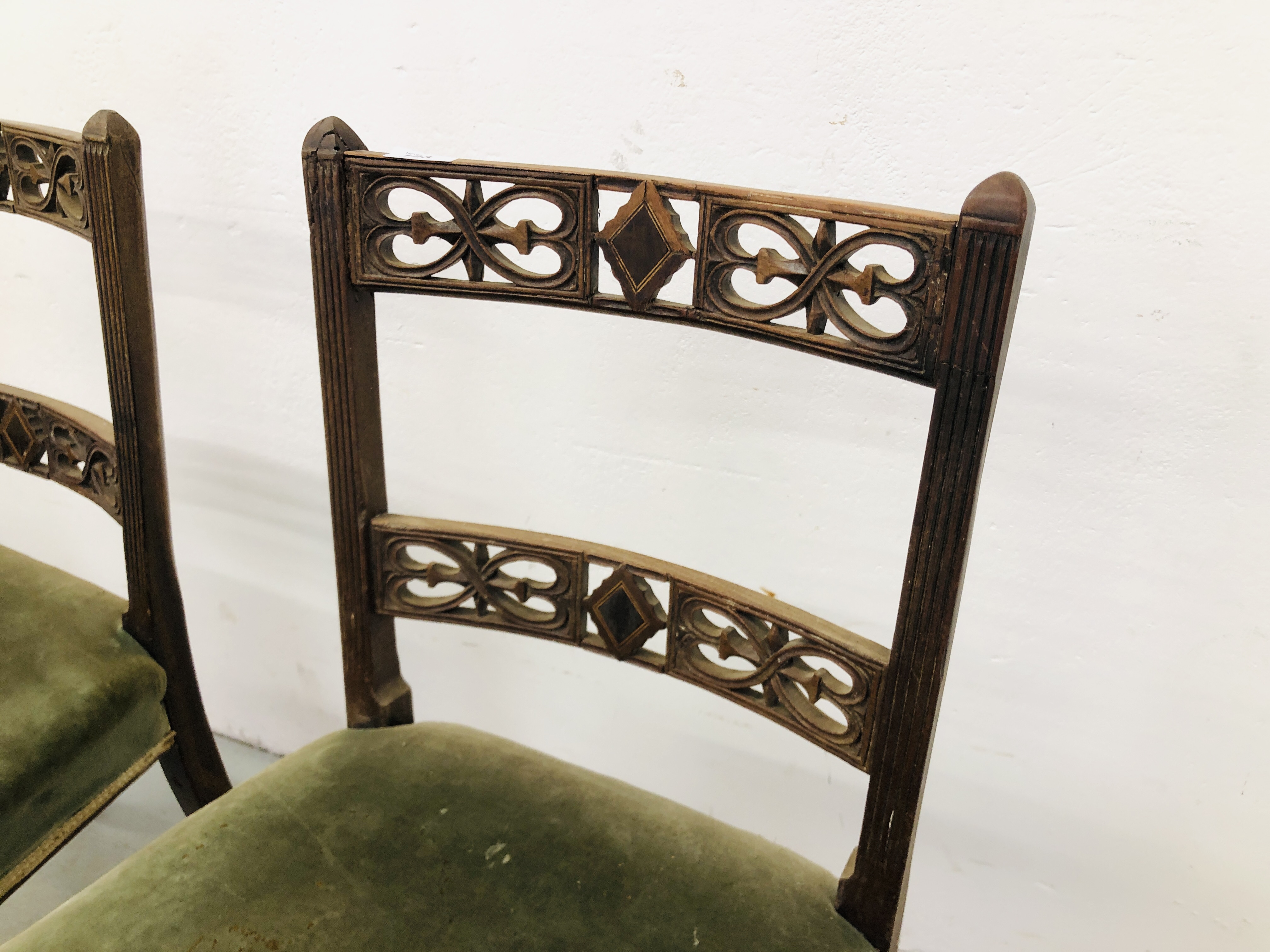 A SET OF THREE GEORGIAN OAK CHIPPENDALE CHAIRS ON REEDED LEG - Image 2 of 10