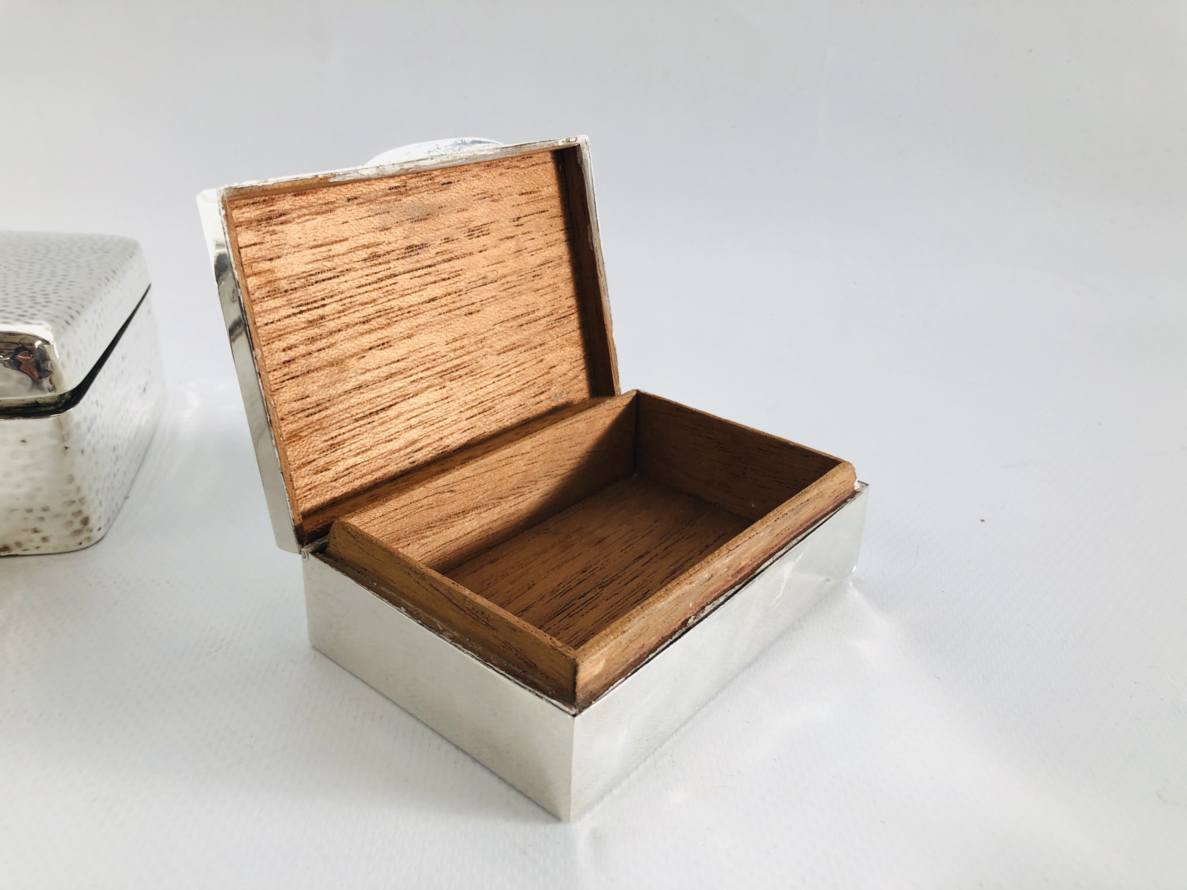 A SMALL SILVER CIGARETTE BOX AND ONE LARGER SILVER CIGARETTE BOX WITH HAMMERED FINISH. - Image 5 of 10