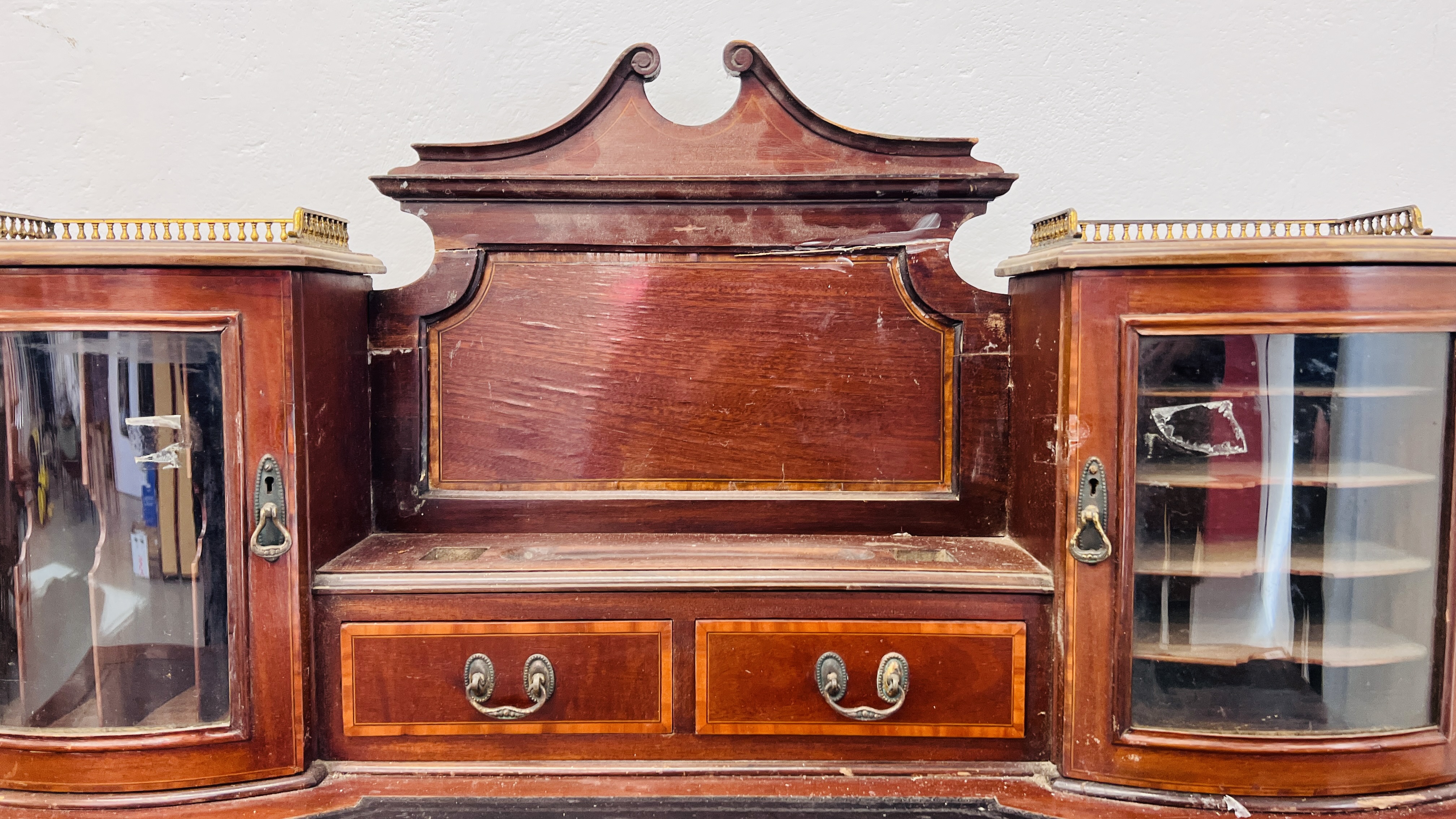 AN EDWARDIAN MAHOGANY AND INLAID WRITING DESK, - Image 4 of 19