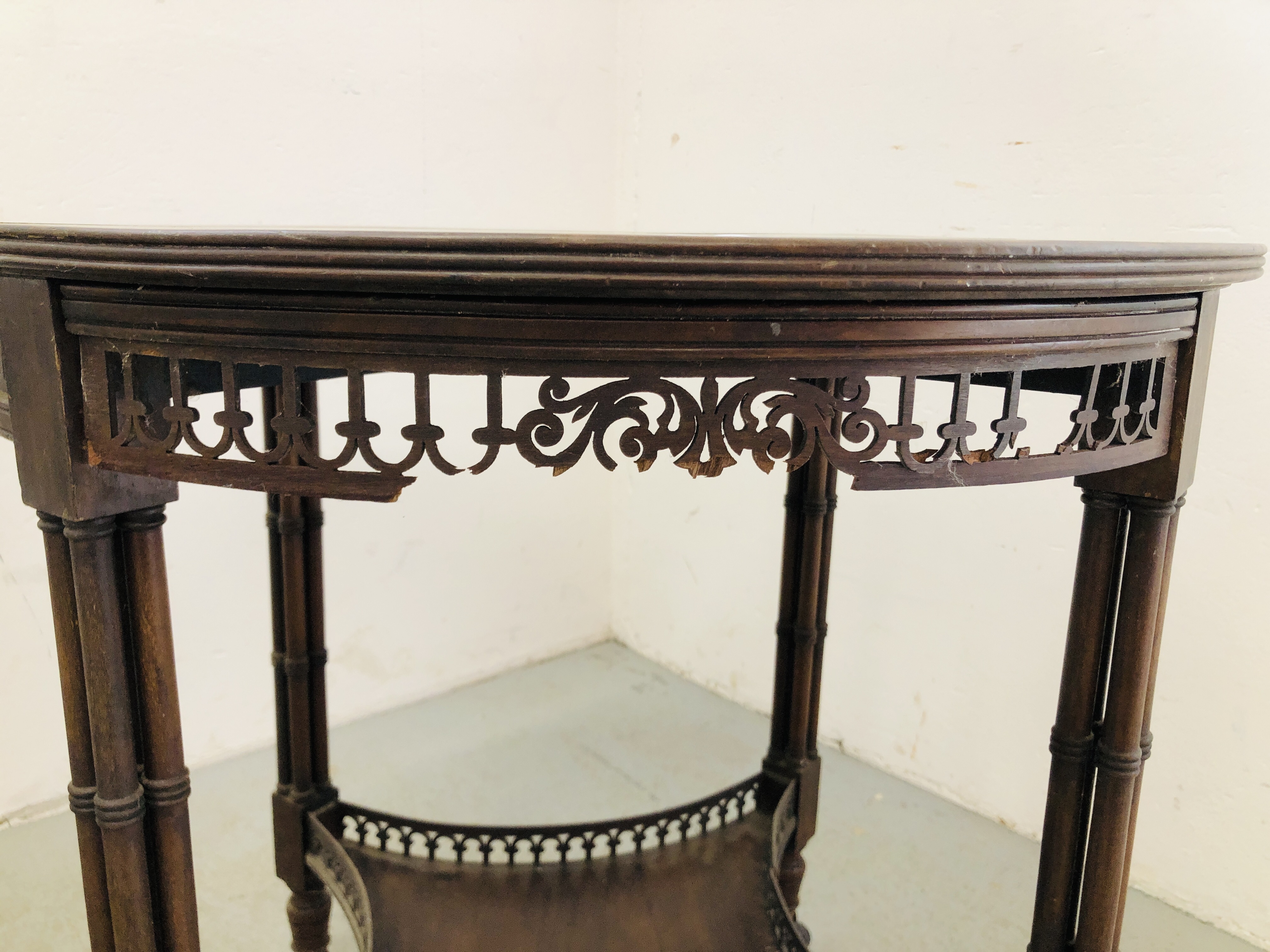 AN ANTIQUE CIRCULAR OCCASIONAL TABLE WITH FRET WORK DETAIL AND GALLERIED SHELF BELOW EACH LEGS - Image 4 of 10