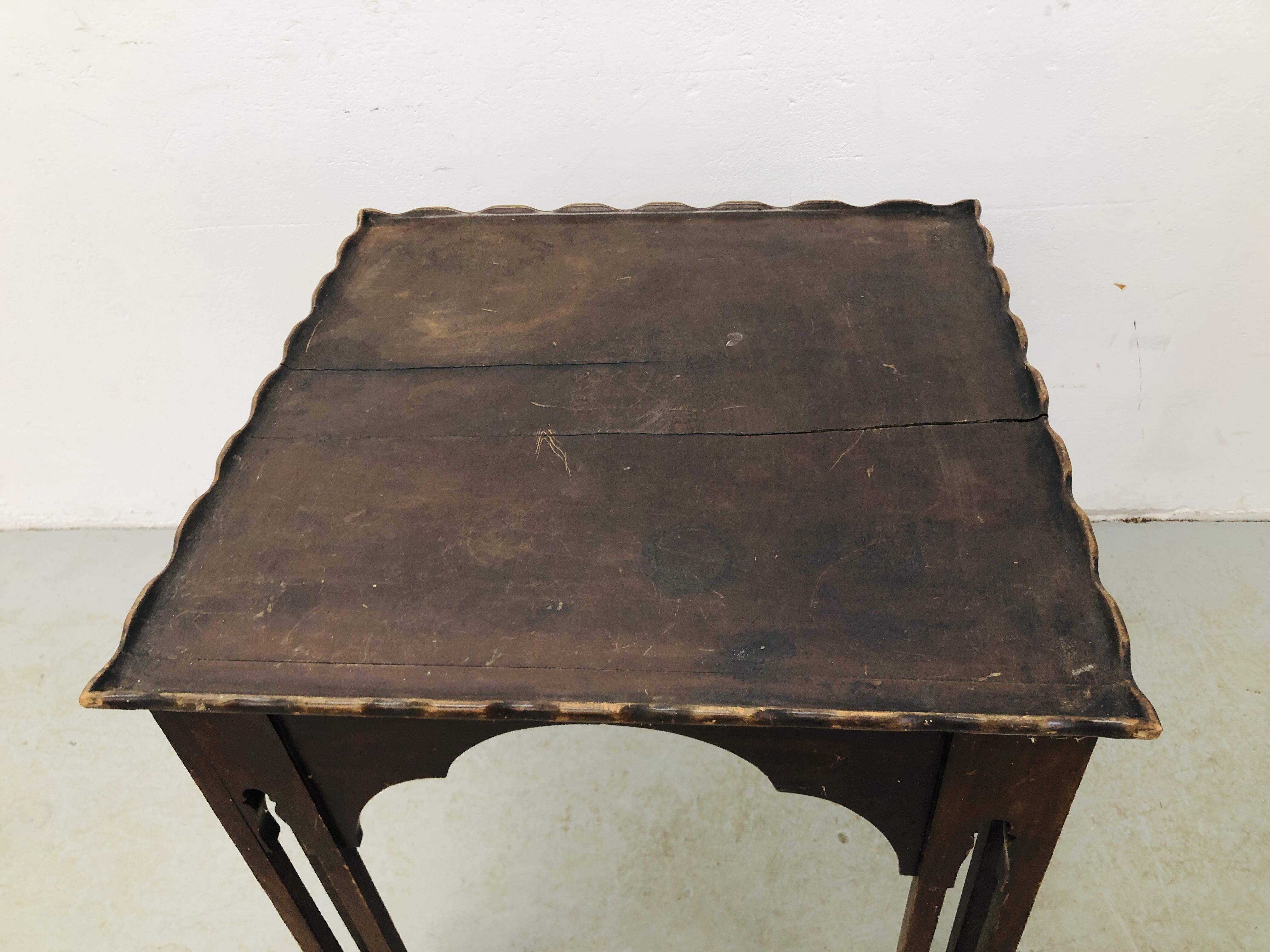AN ANTIQUE CIRCULAR OCCASIONAL TABLE WITH FRET WORK DETAIL AND GALLERIED SHELF BELOW EACH LEGS - Image 9 of 10
