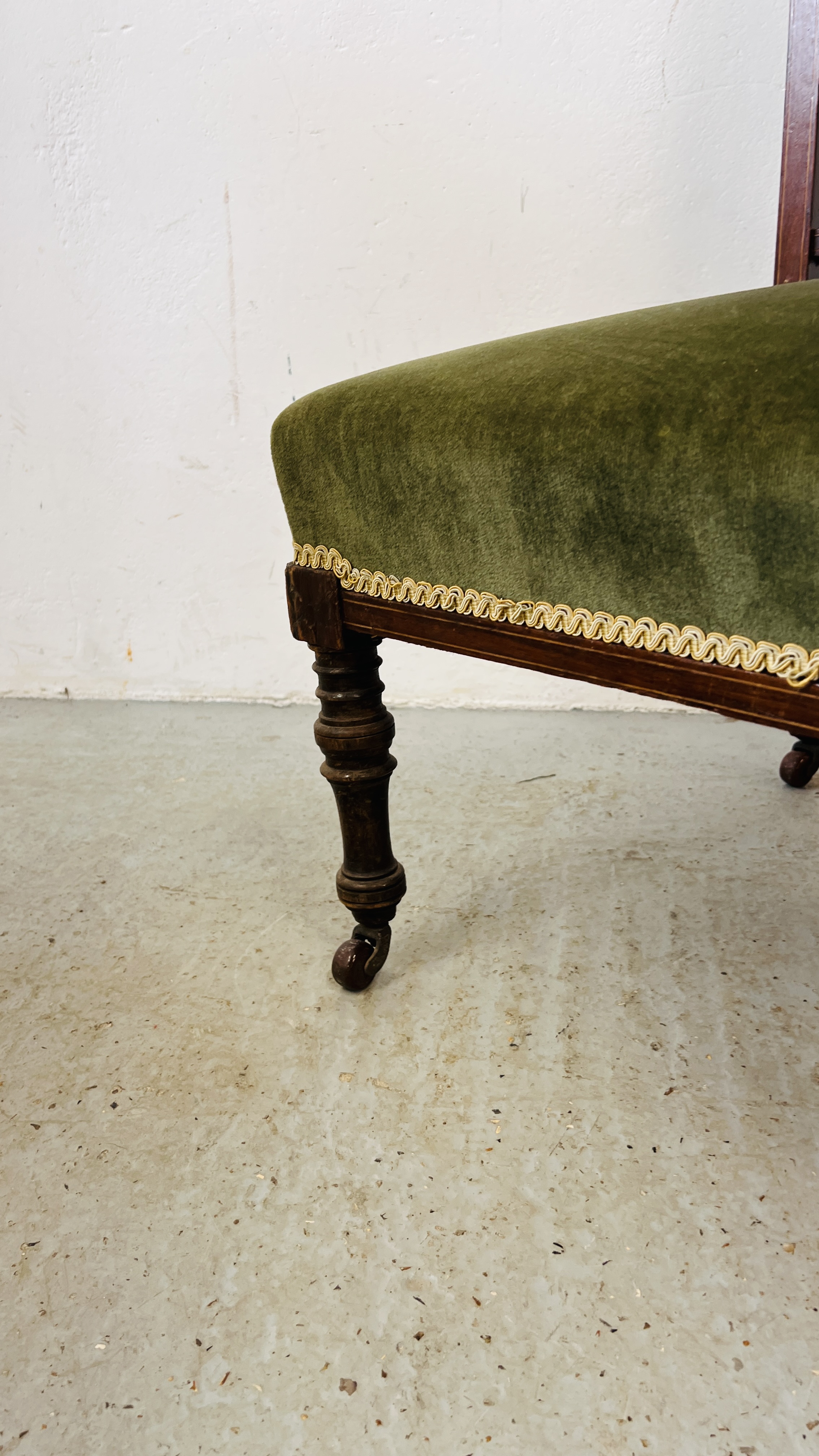 AN ANTIQUE EDWARDIAN INLAID FRET WORK DETAIL GREEN UPHOLSTERED CHAIR. - Image 4 of 7