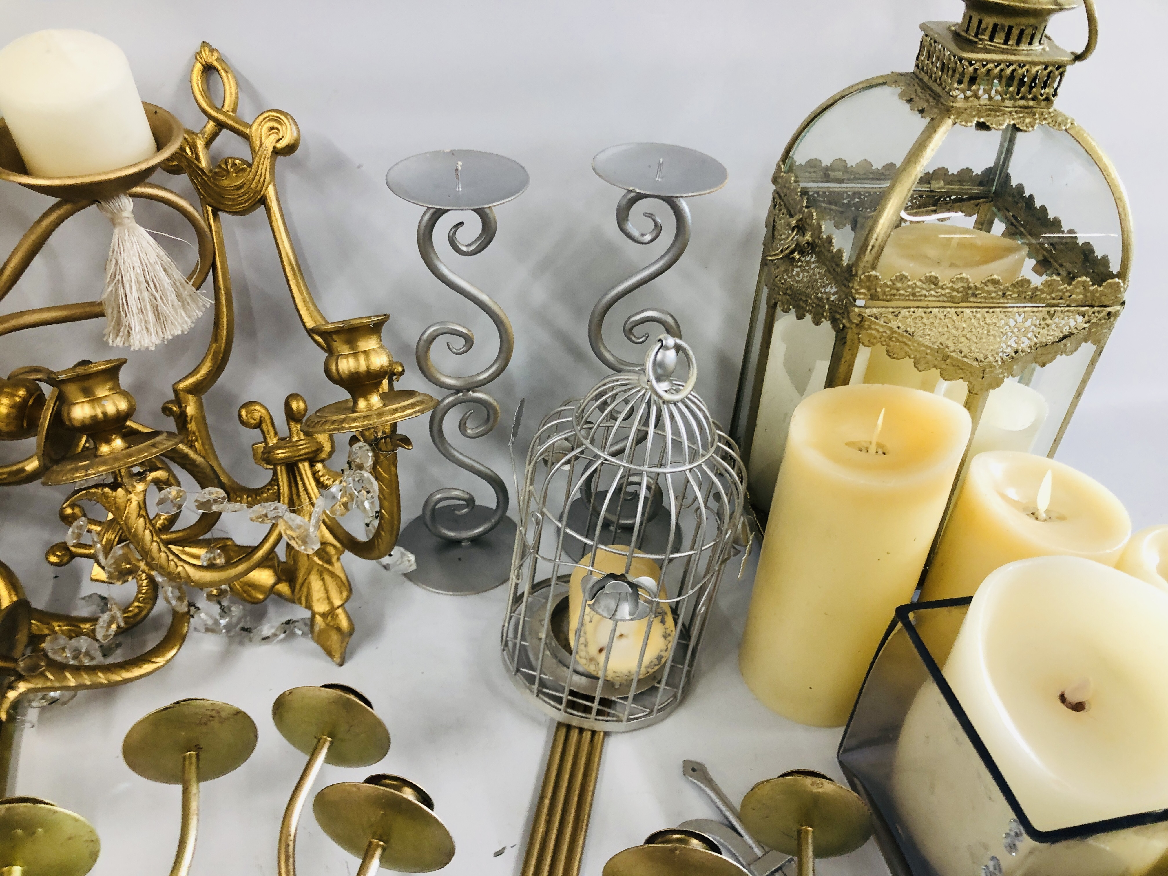 LARGE BOX OF ASSORTED MODERN SHABBY CHIC METAL CRAFT CANDLE STICKS, STANDS AND WALL SCONCES, ETC. - Image 5 of 8