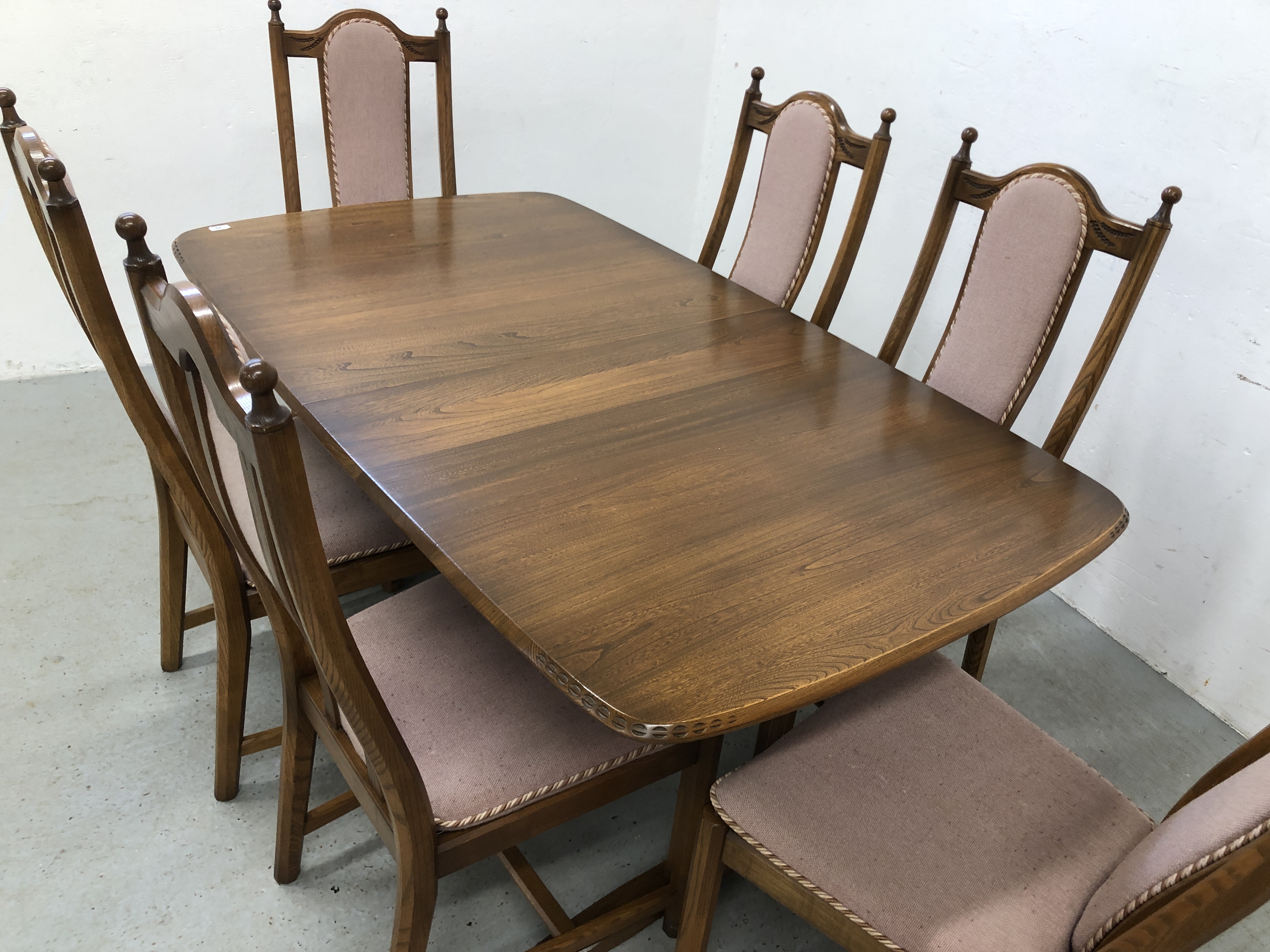 MID CENTURY ERCOL GOLDEN DAWN EXTENDING DINING TABLE COMPLETE WITH A SET OF SIX MATCHING CHAIRS L - Image 4 of 8