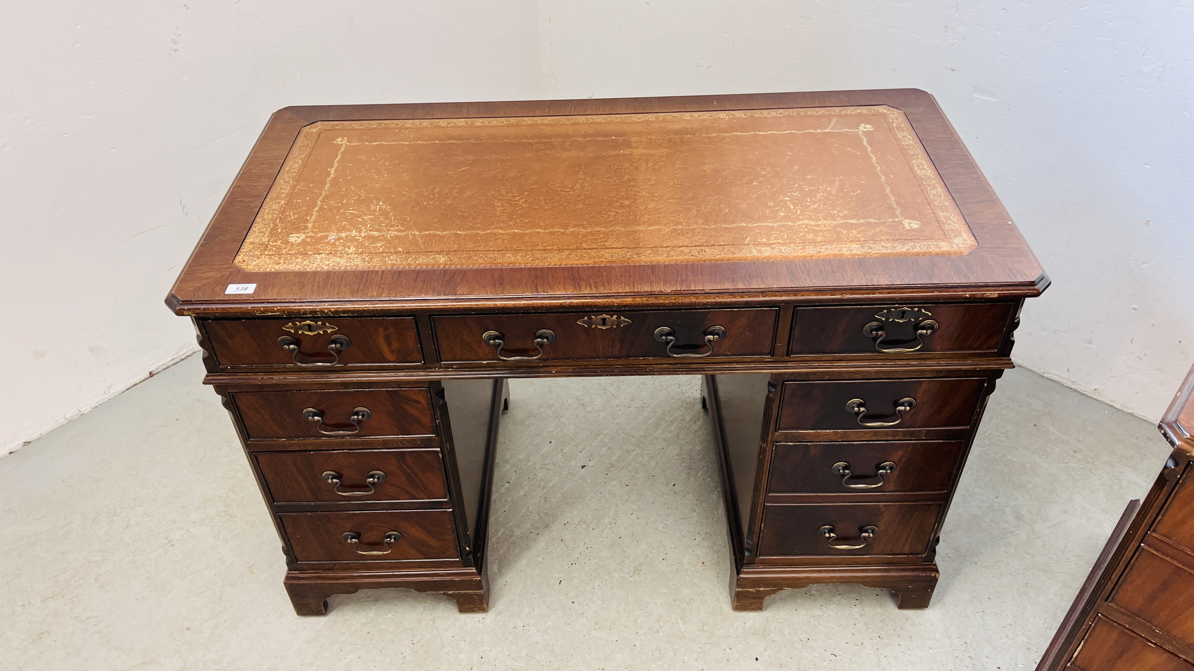 A REPRODUCTION TWIN PEDESTAL HOME OFFICE DESK WITH TAN LEATHERETTE TOOLED TOP WIDTH 122CM. - Image 3 of 10