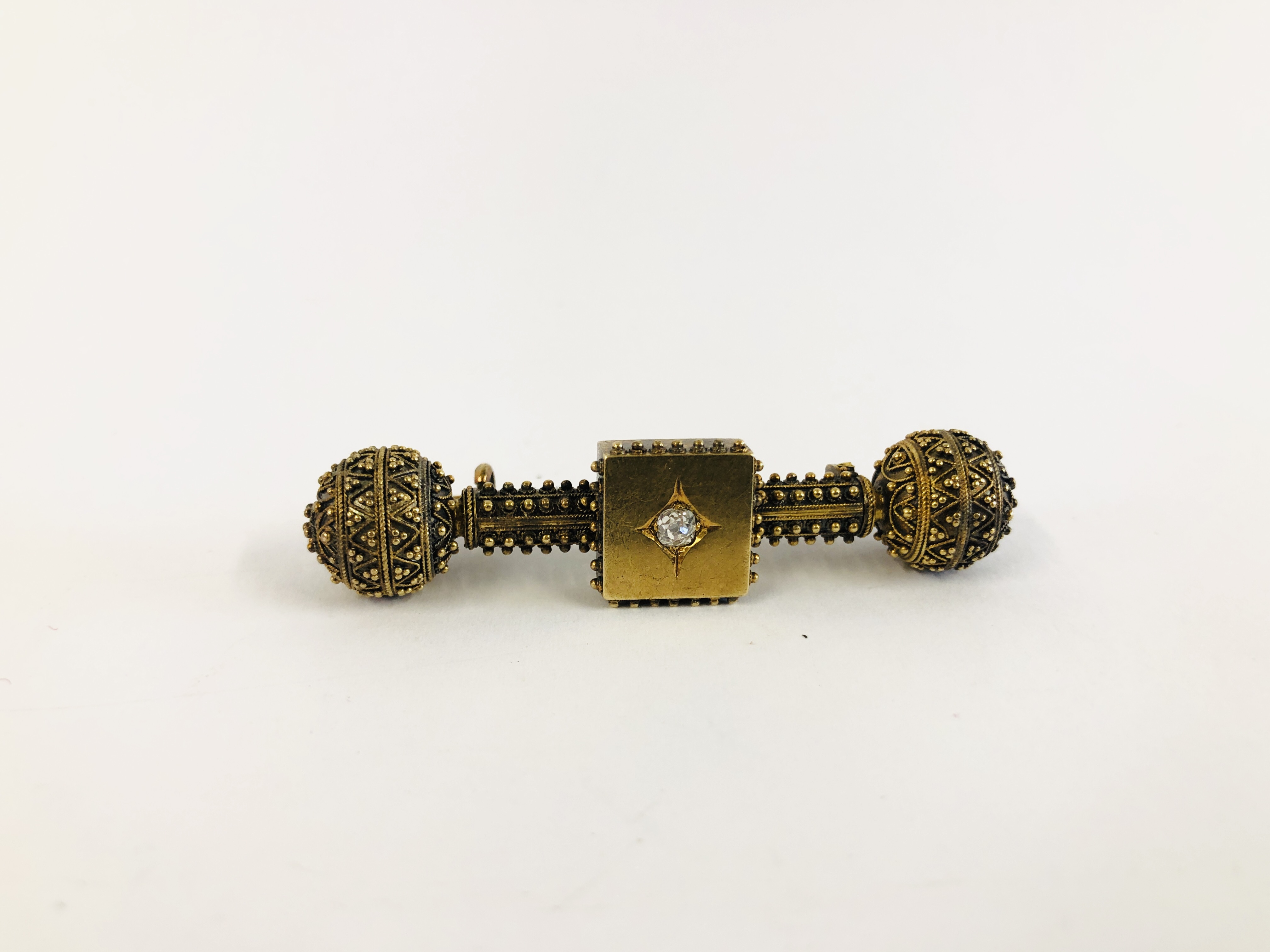 A VICTORIAN YELLOW METAL DIAMOND SET MOURNING BROOCH PRESENTED IN VINTAGE GN & C. - Image 3 of 6