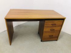 AN OAK FINISH OFFICE DESK WITH MATCHING THREE DRAWER FILING CABINET (DESK W 132CM, D 67CM, H 74CM).