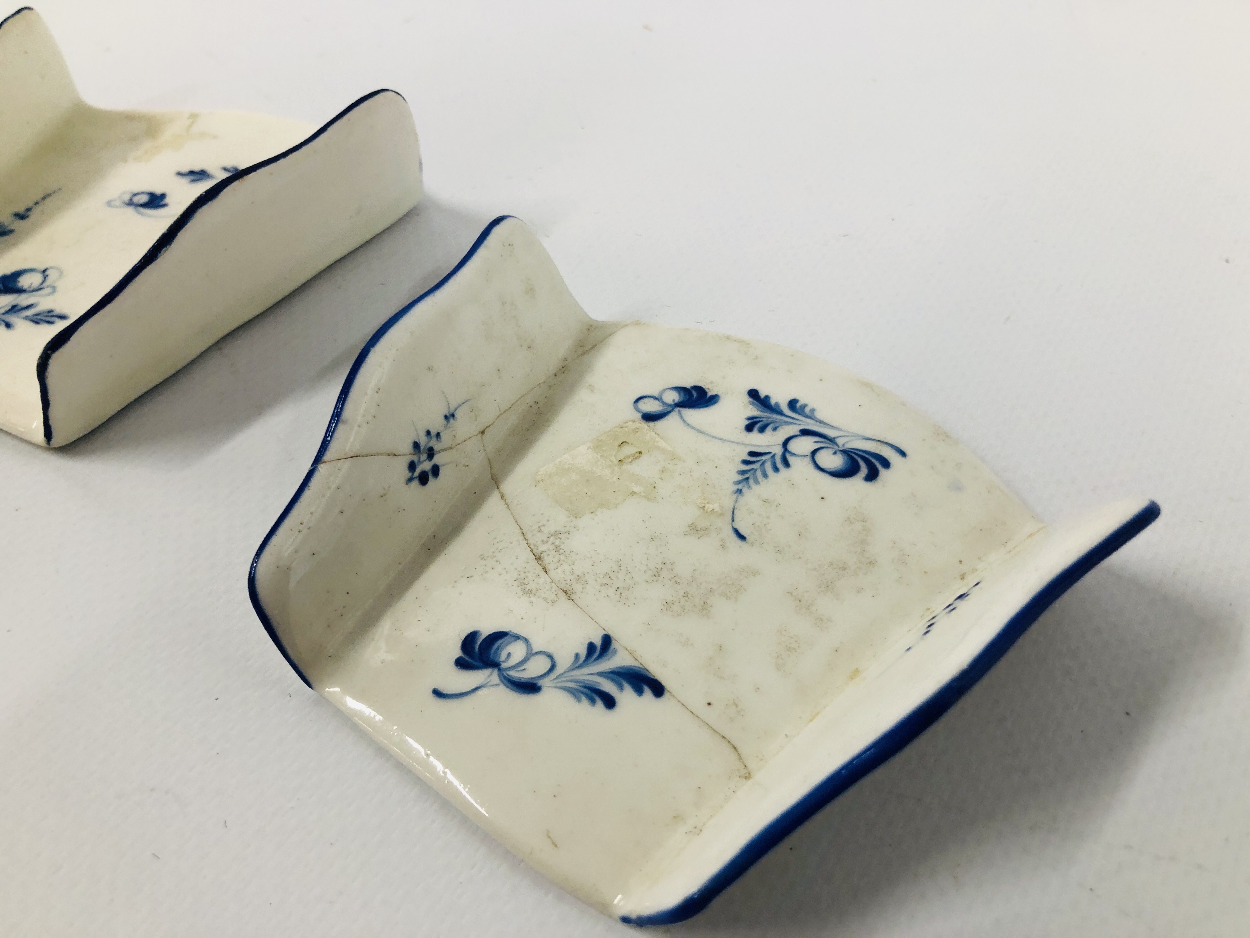 TWO DERBY ASPARAGUS SERVERS, OF FAN SHAPE, DECORATED IN DRY BLUE WITH SCATTERED SPRIGS, - Image 3 of 9