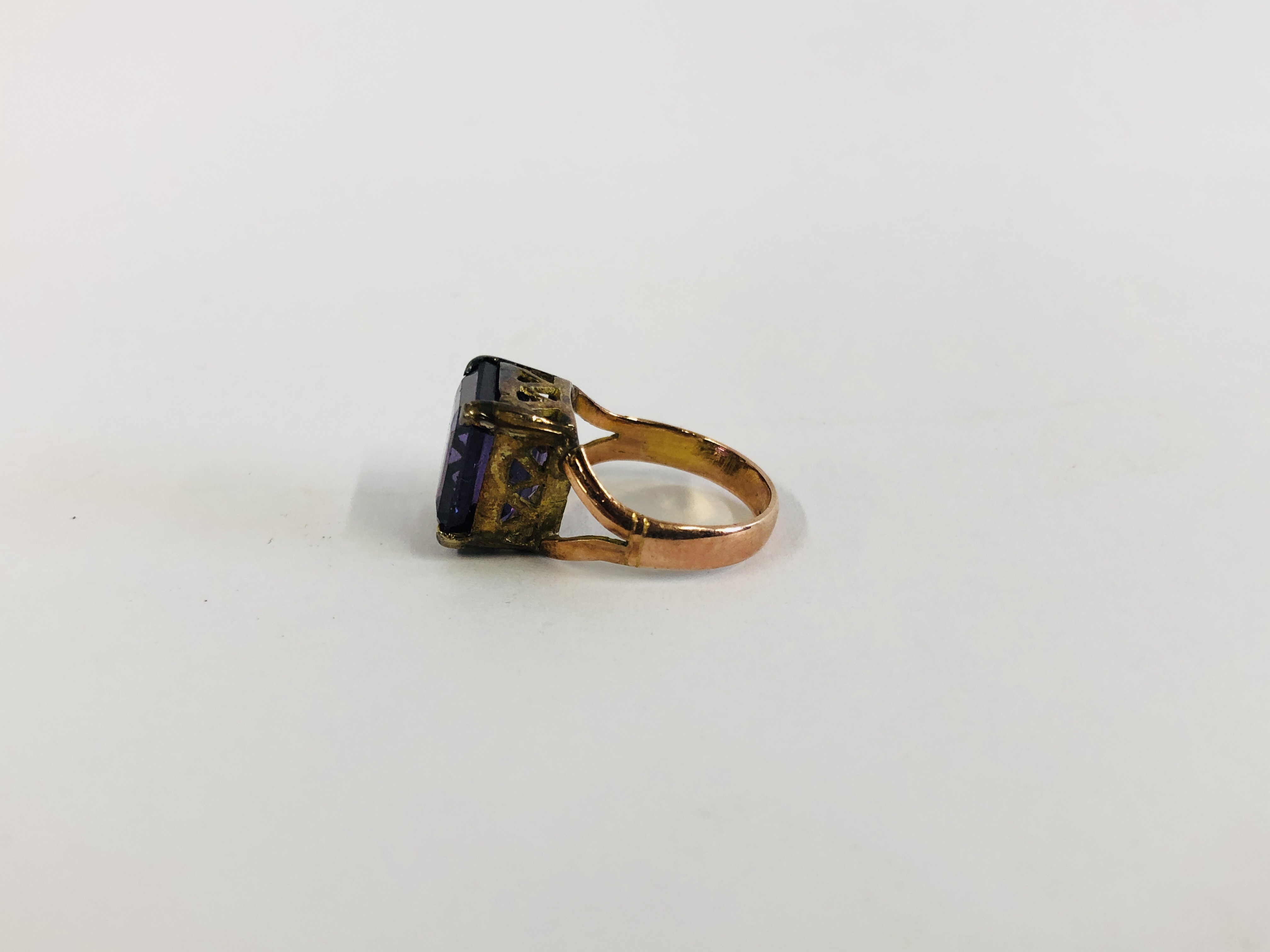 A YELLOW METAL AMETHYST RING IN CAGE SETTING SIZE G/H - Image 3 of 7