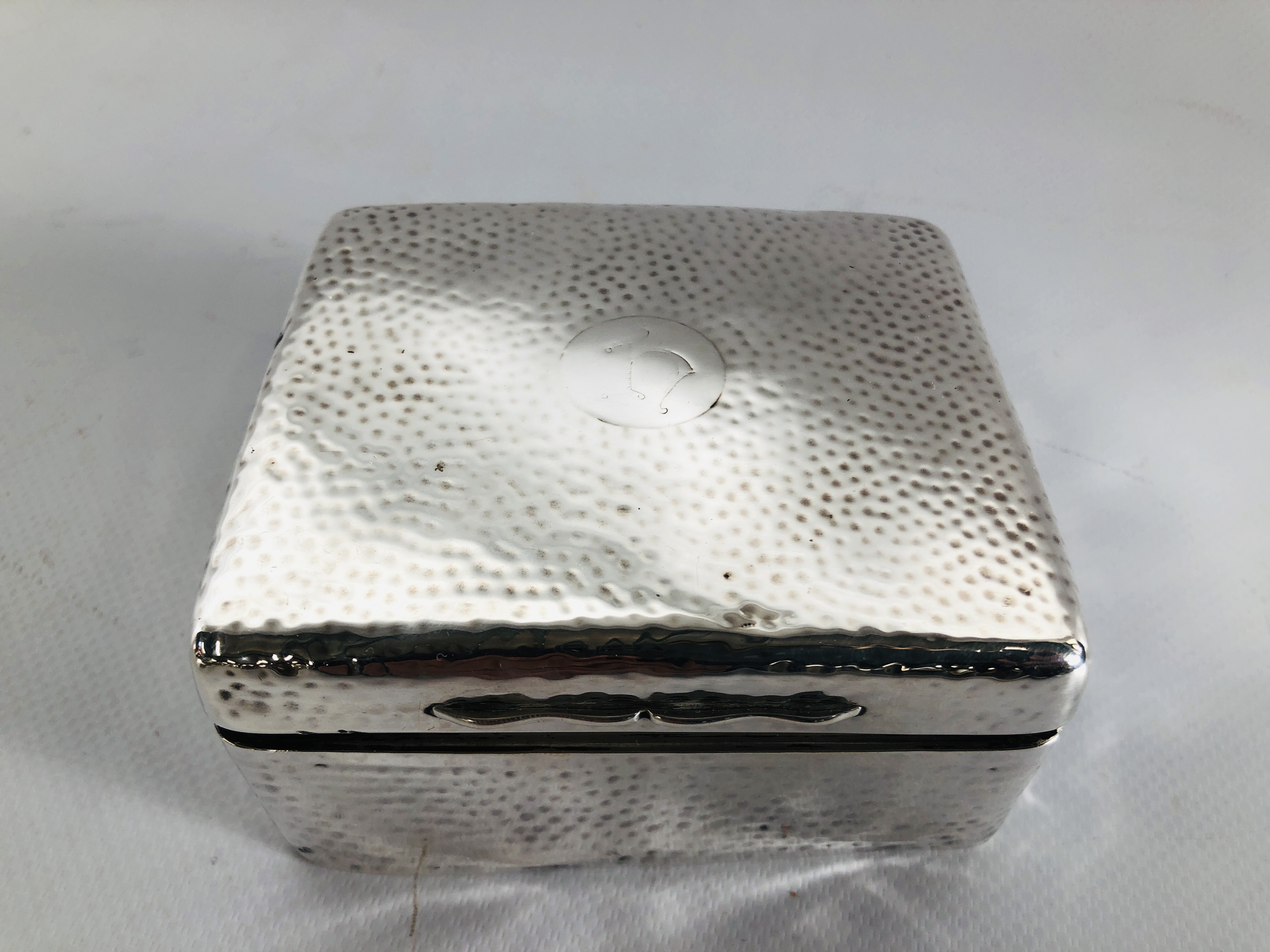 A SMALL SILVER CIGARETTE BOX AND ONE LARGER SILVER CIGARETTE BOX WITH HAMMERED FINISH. - Image 8 of 10