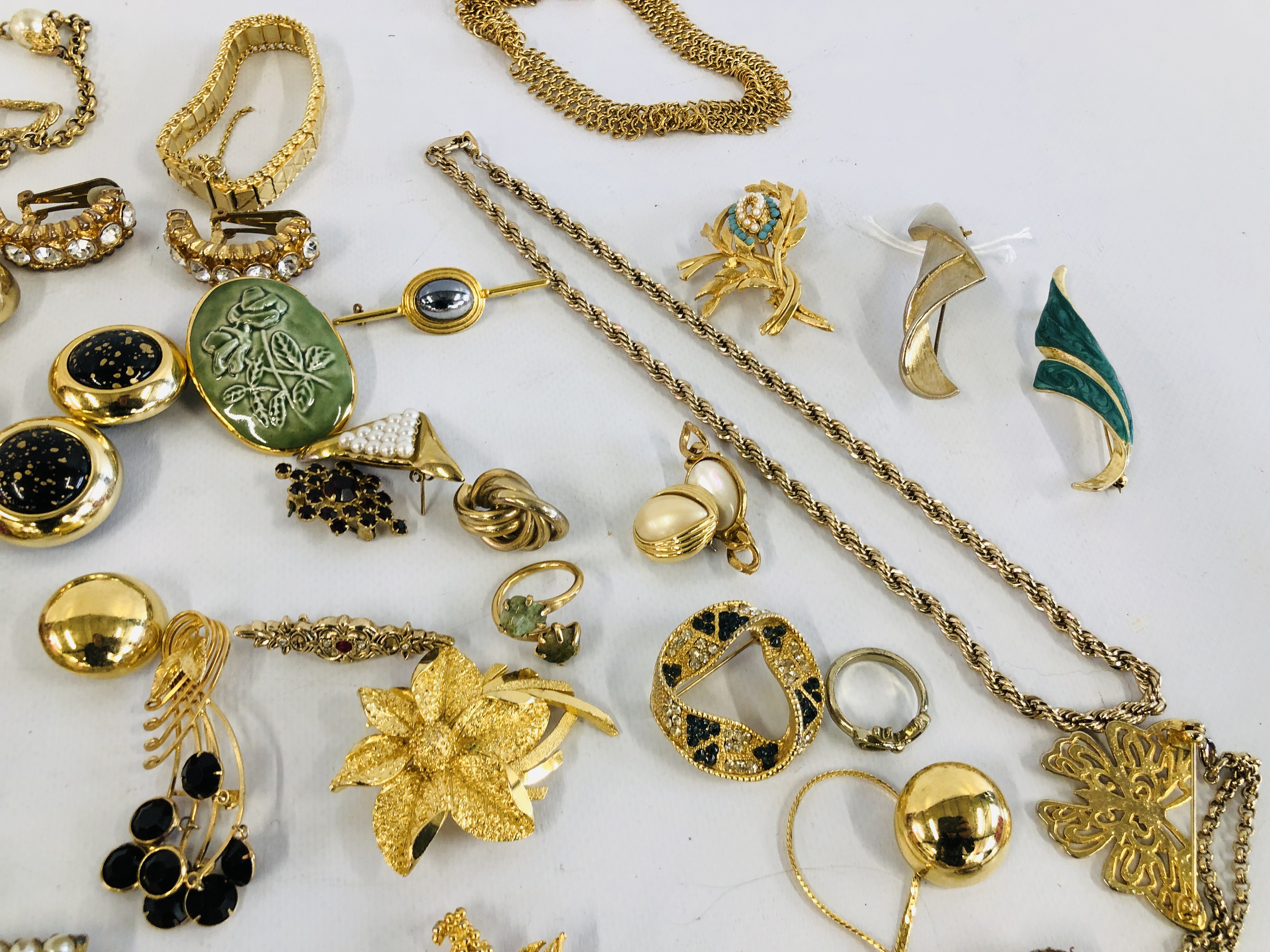 VINTAGE / RETRO AND MODERN GOLD TONE METAL NECKLACES, BRACELETS AND BROOCHES. - Image 3 of 6