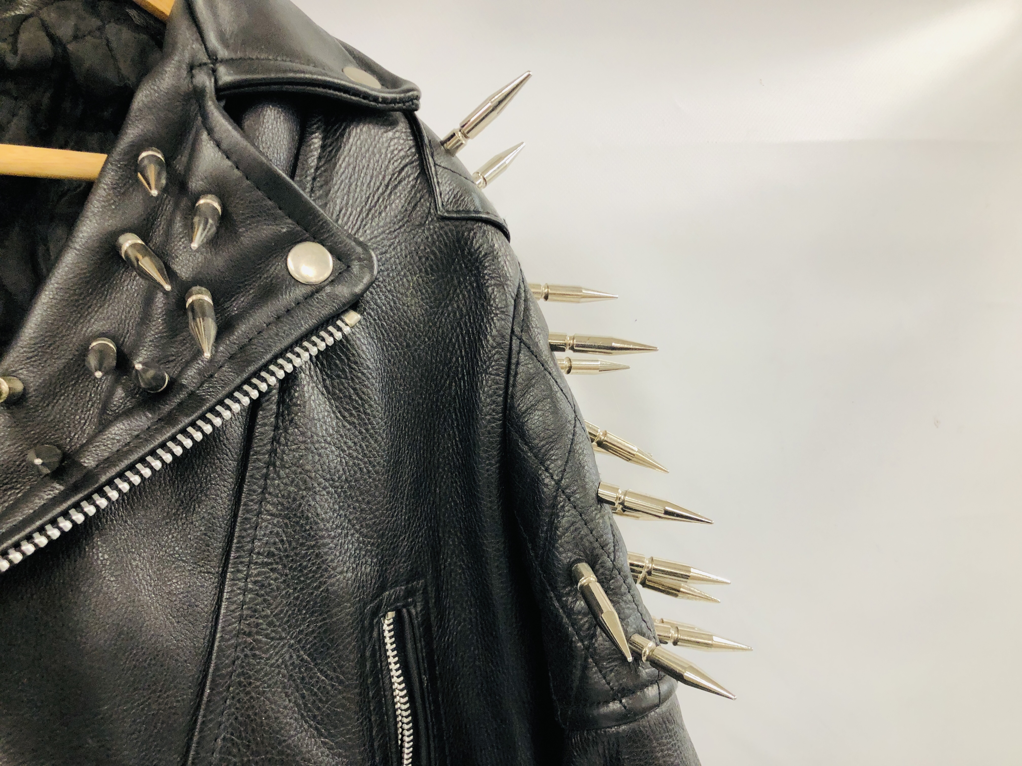 CLASSIC OSX LEATHER JACKET WITH STUD DETAIL SIZE 40 - Image 4 of 5