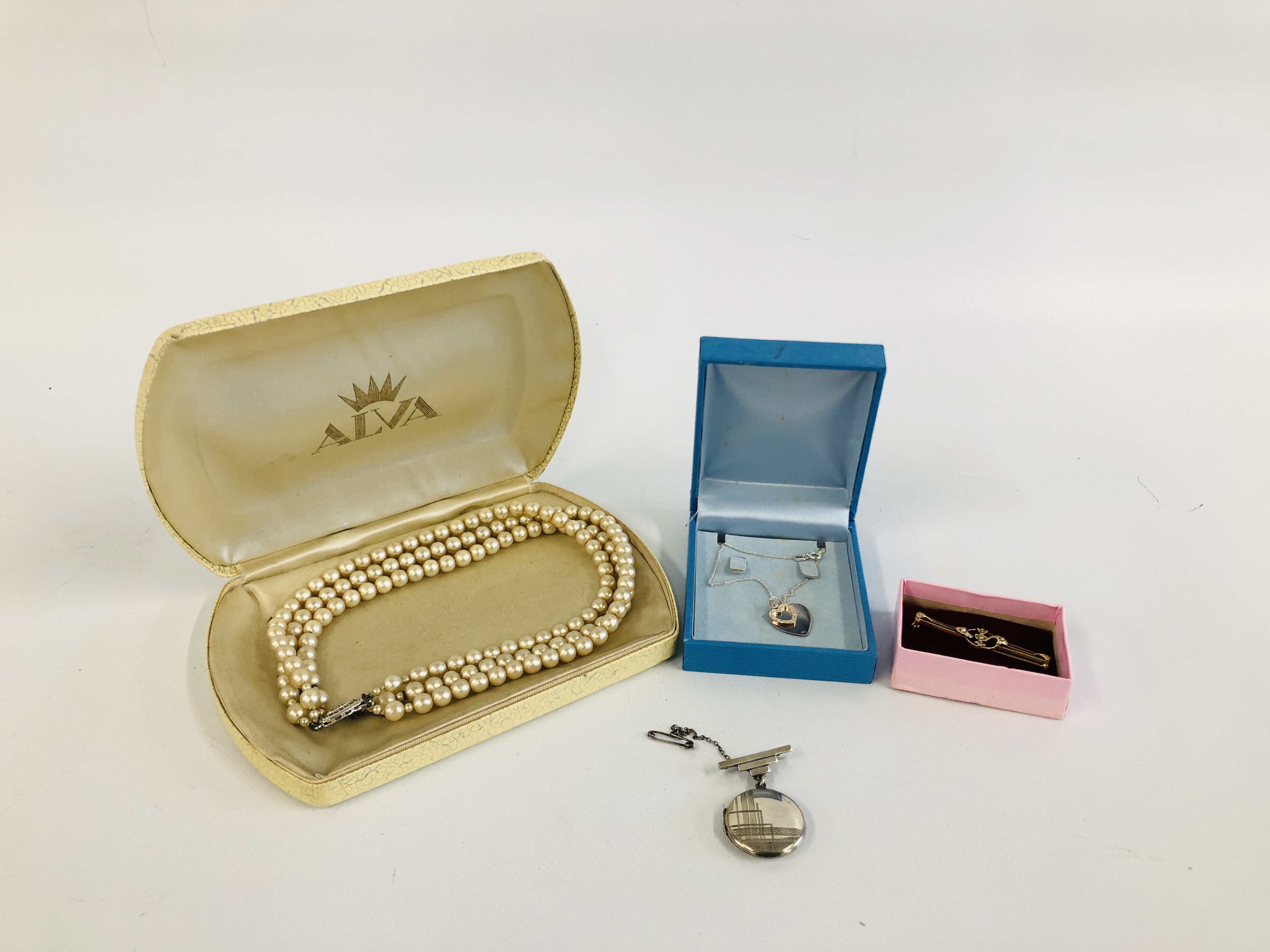 GOLD AND SILVER JEWELLERY TO INCLUDE ART DECO SILVER LOCKET AND A 14CT.