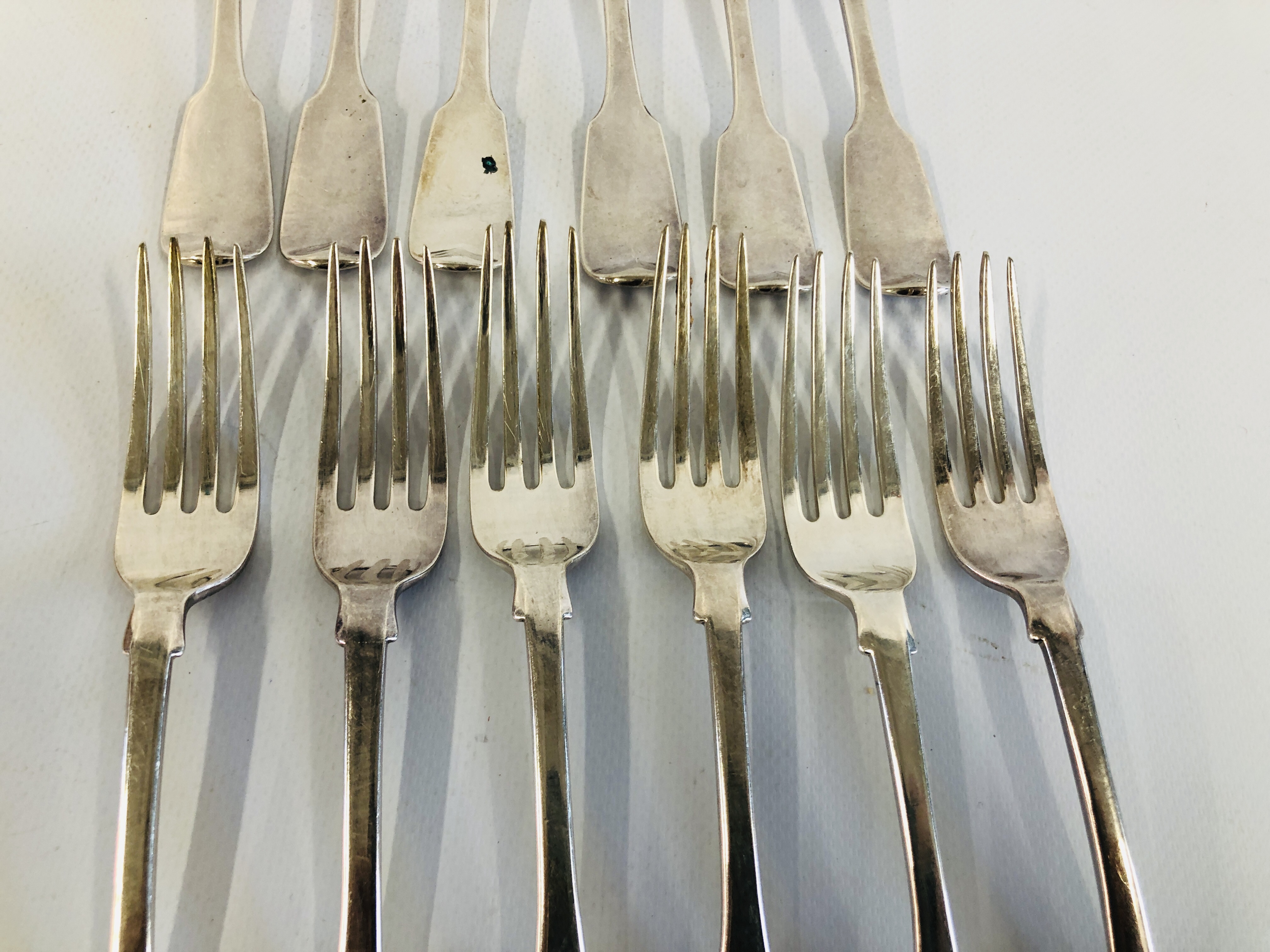 A SET OF TWELVE SILVER FIDDLE PATTERN TABLE FORKS, LONDON ASSAY MAKER I.L. & H.L. - Image 3 of 9