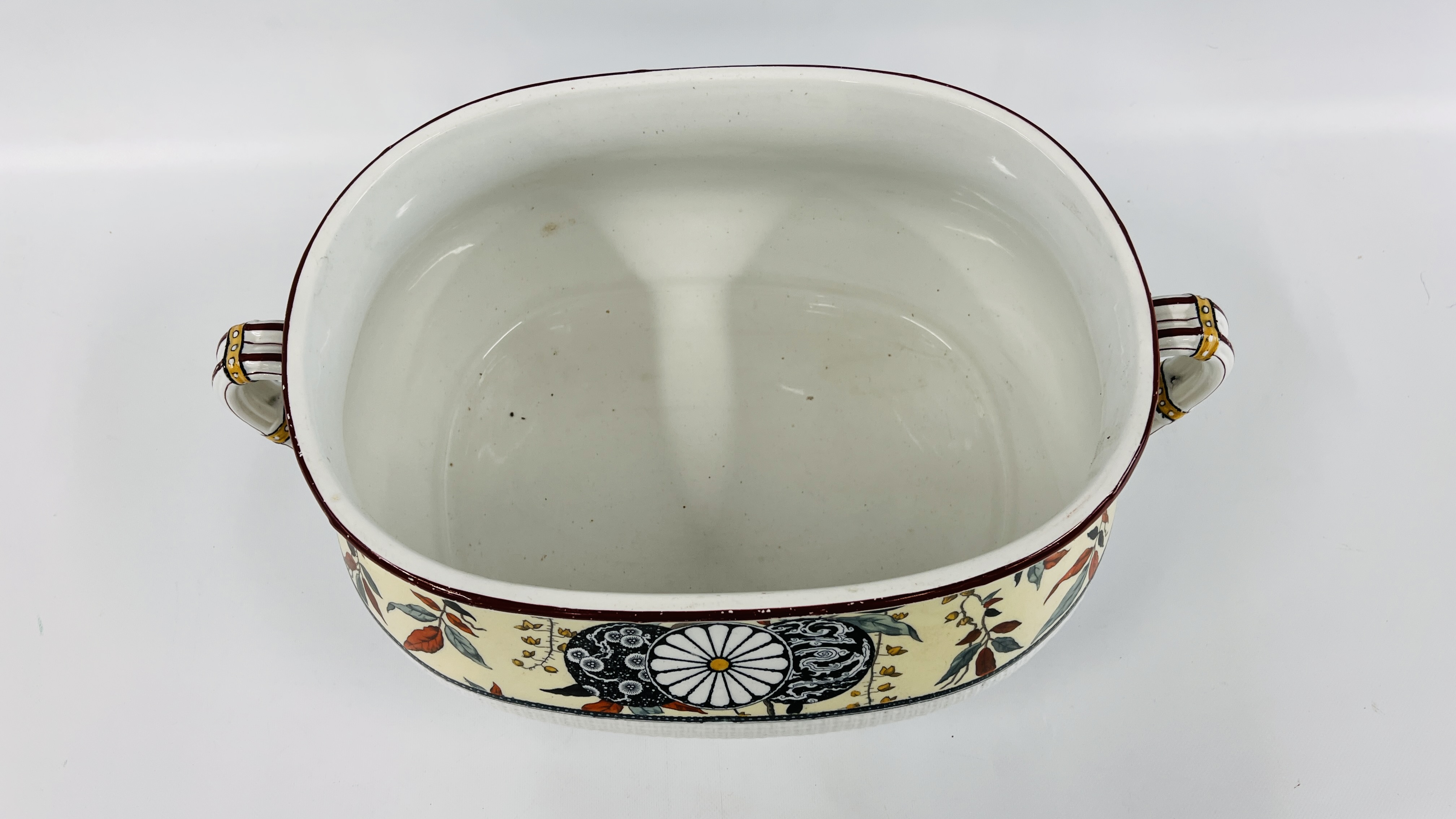 A MINTON FOOT BATH WITH LEAF DETAILING. - Image 6 of 8