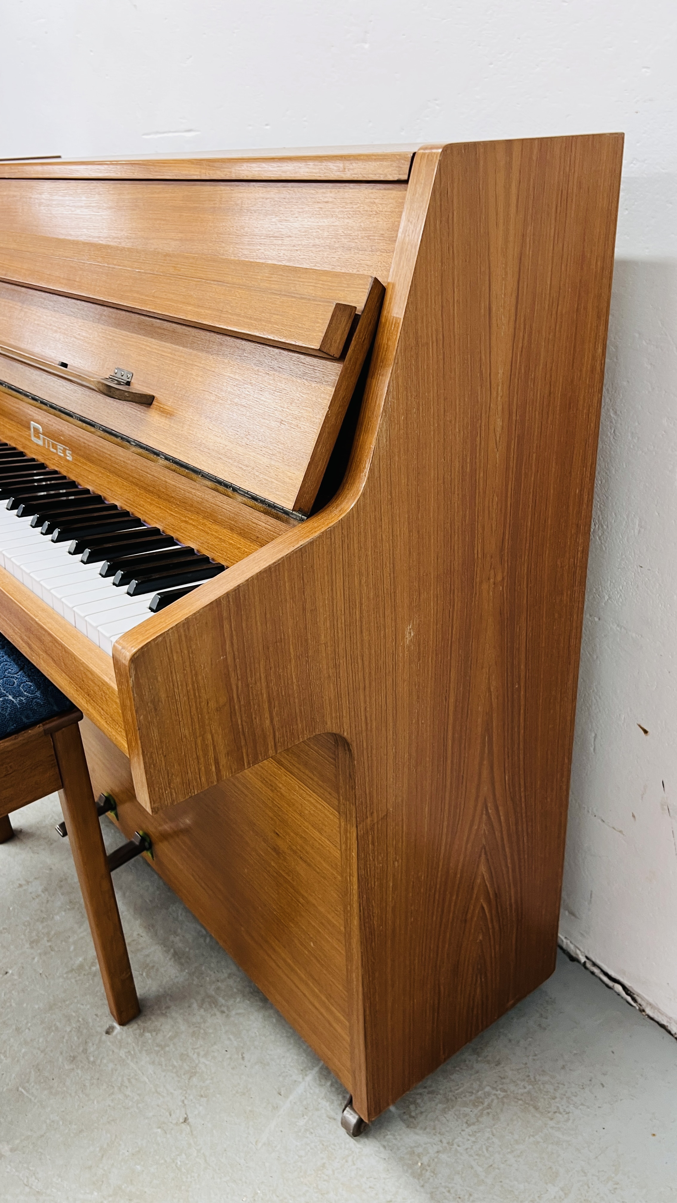 A GILES MODERN OVERSTRUNG UPRIGHT PIANO COMPLETE WITH MUSIC STOOL - Image 8 of 14
