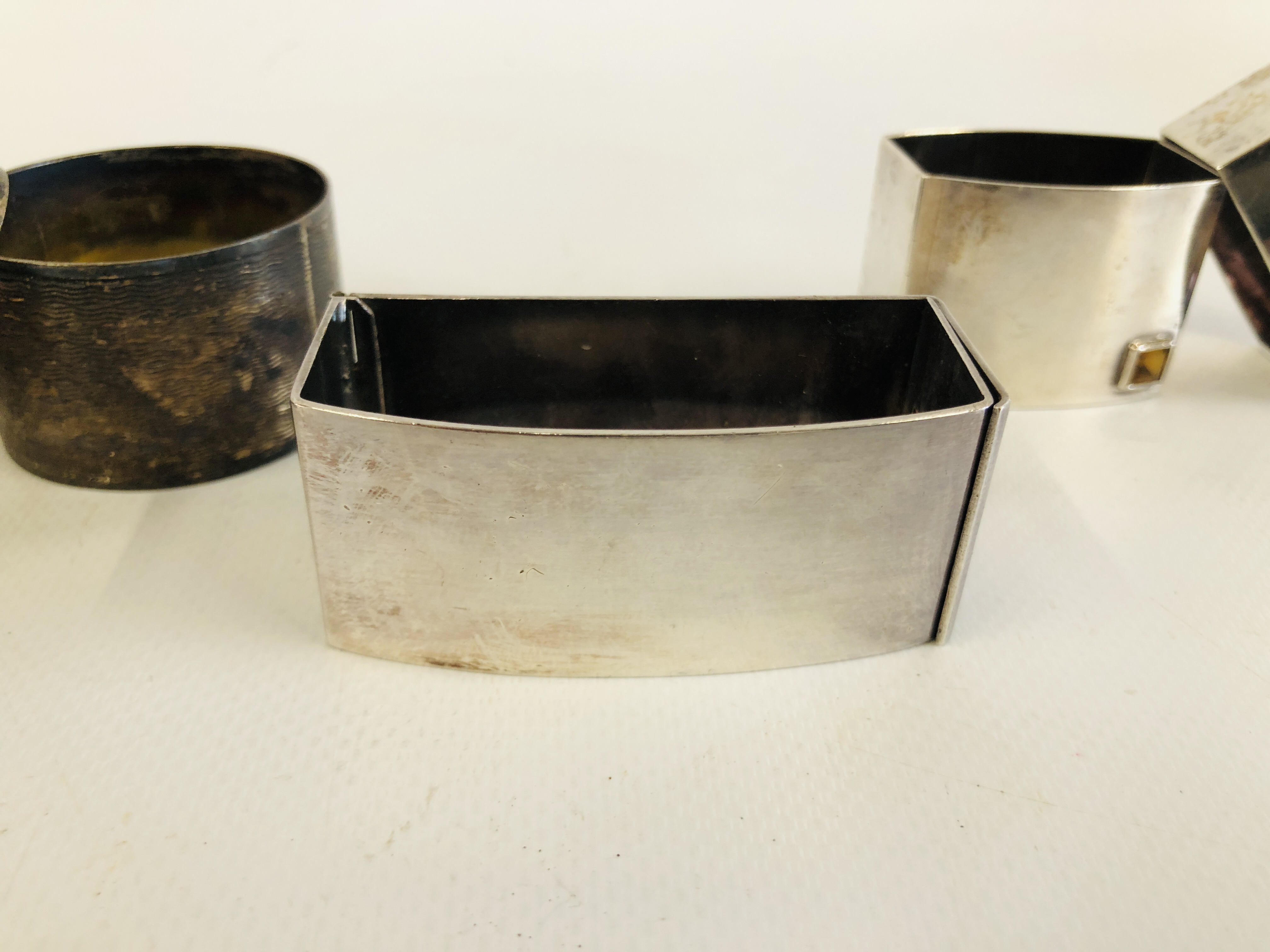 A PAIR OF SILVER STONE SET NAPKIN RINGS MAKER H.W. - Image 3 of 7