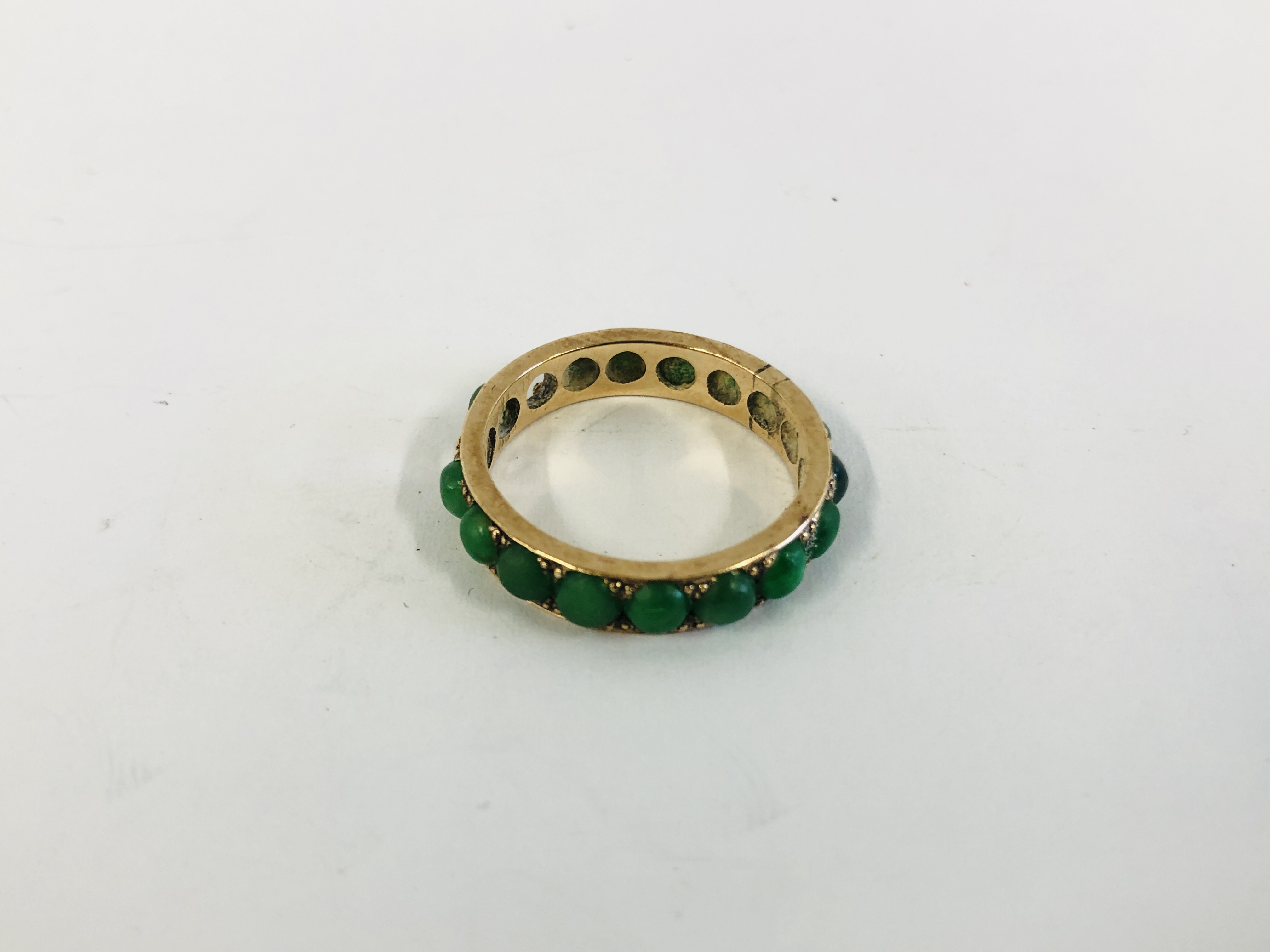 AN UNMARKED YELLOW METAL ETERNITY RING SET WITH JADEITE STONES (2 MISSING) SIZE N/O - Image 2 of 7