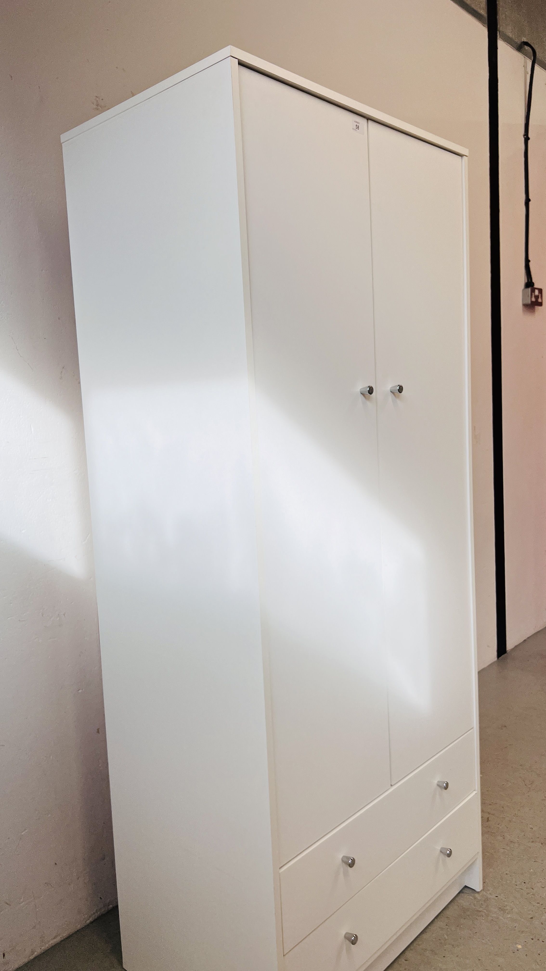 A MODERN TWO DOOR TWO DRAWER WHITE FINISH WARDROBE - Bild 4 aus 7