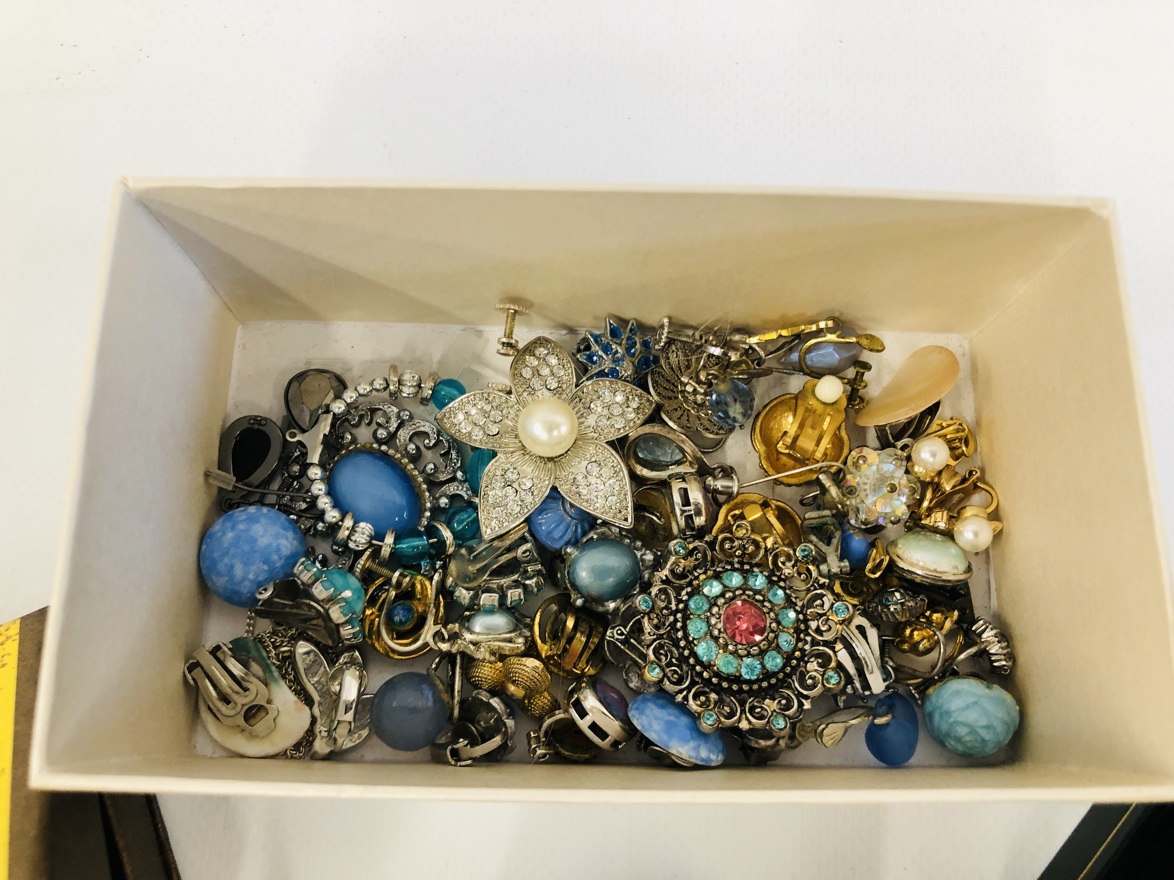 BOX OF MIXED SILVER AND COSTUME JEWELLERY - Image 5 of 9