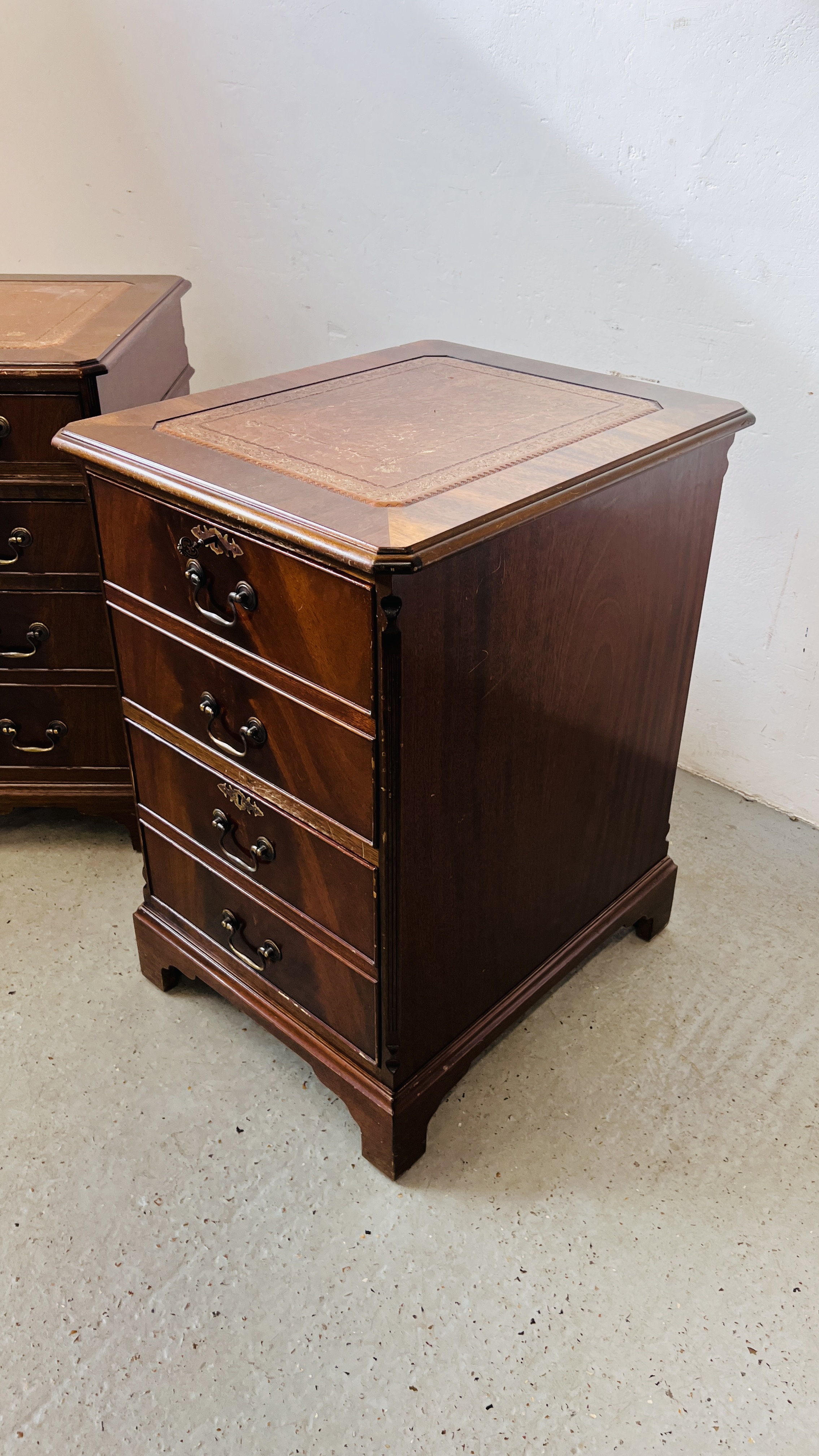 A REPRODUCTION TWIN PEDESTAL HOME OFFICE DESK WITH TAN LEATHERETTE TOOLED TOP WIDTH 122CM. - Image 8 of 10