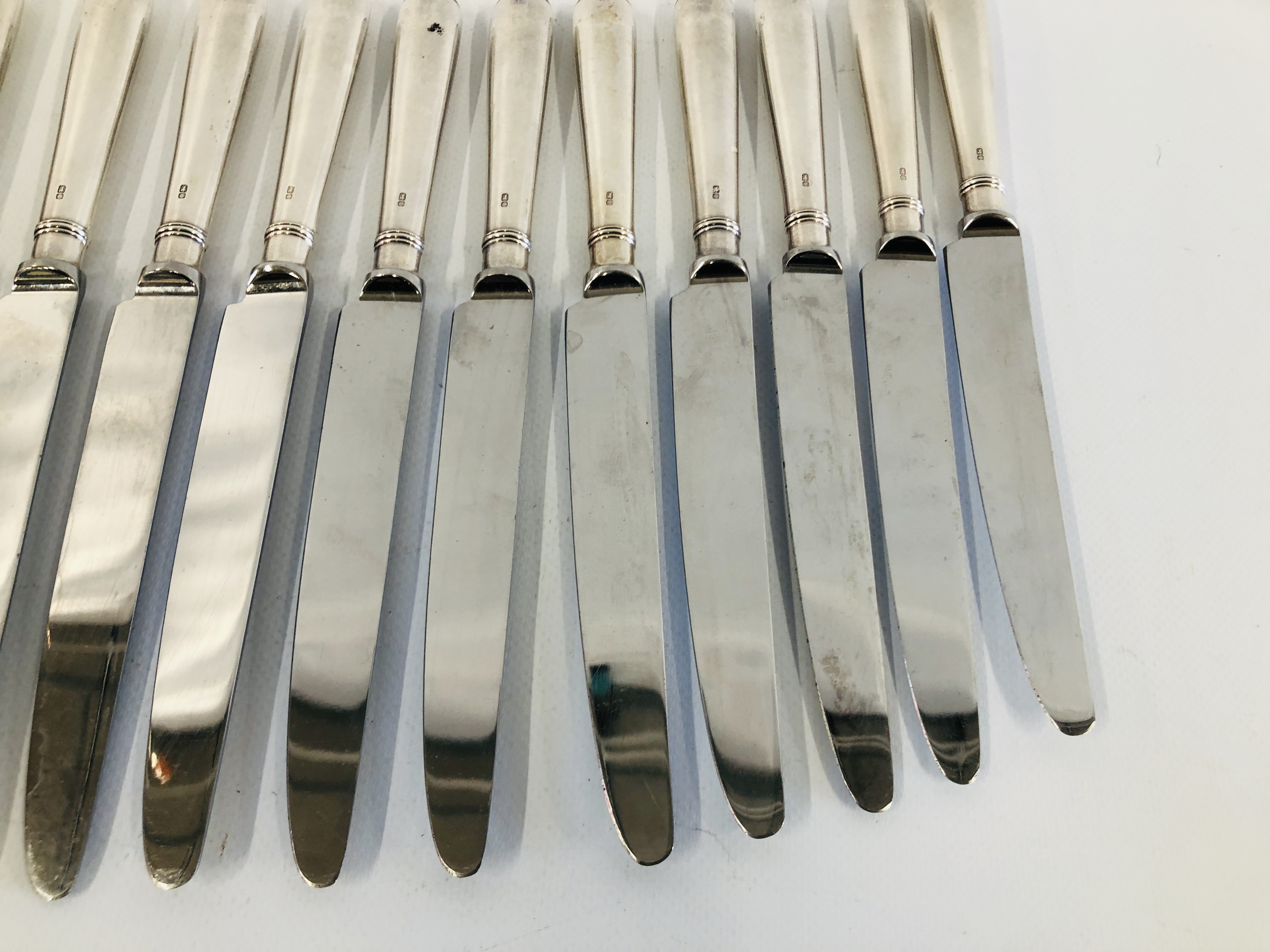 A SET OF TWELVE LARGE SILVER HANDLED TABLE KNIVES - Image 5 of 10