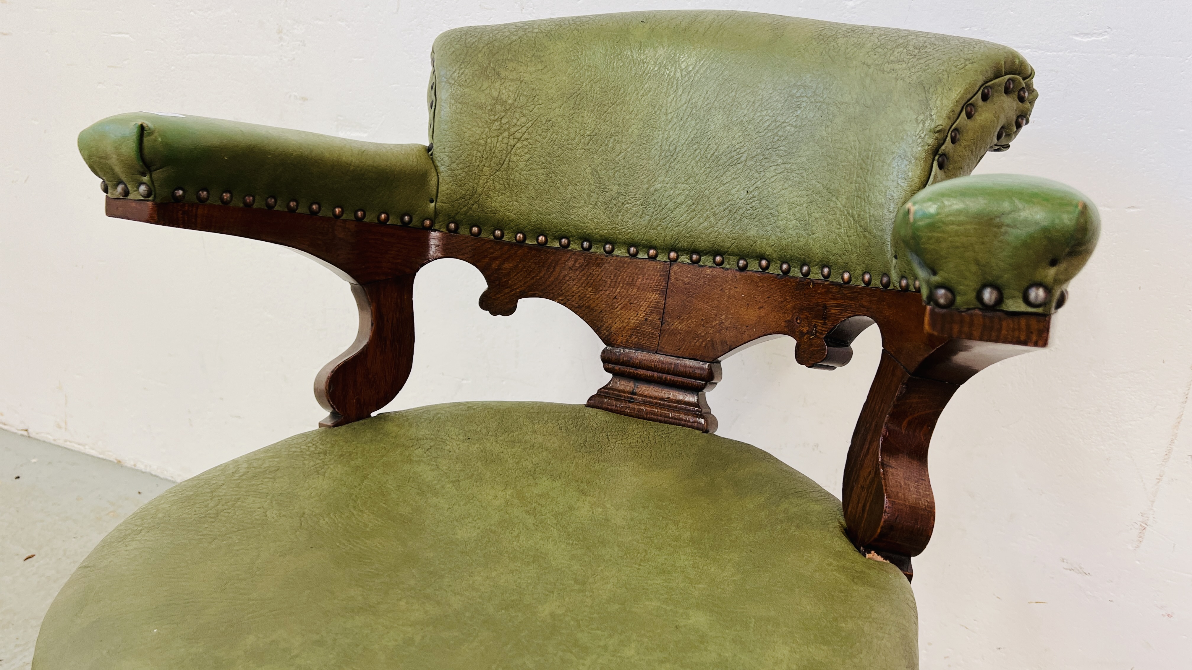 AN ANTIQUE OAK FRAMED TUB CHAIR WITH BOTTLE GREEN LEATHER UPHOLSTERY AND STUD DETAILING. - Image 3 of 7