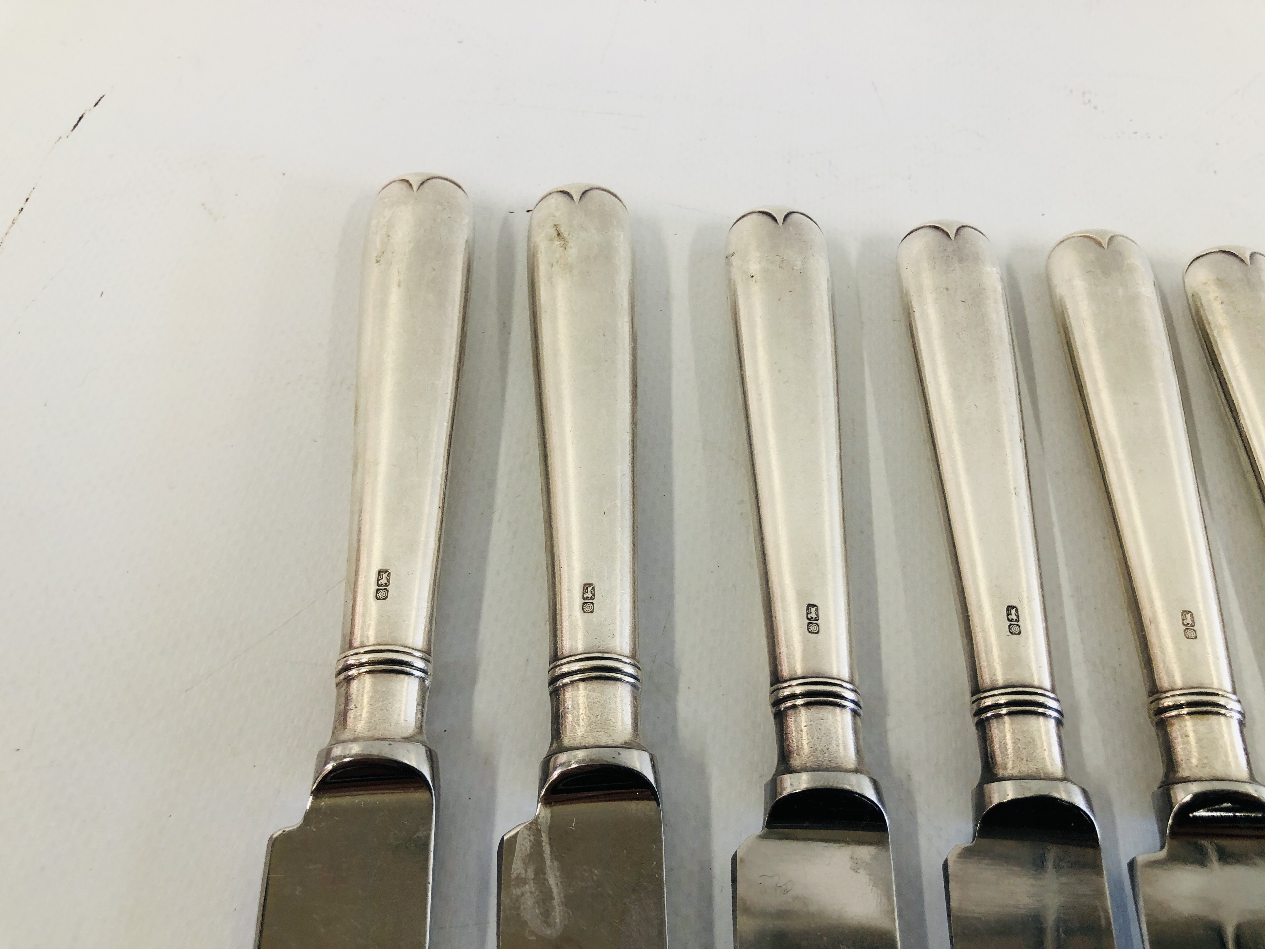 A SET OF TWELVE LARGE SILVER HANDLED TABLE KNIVES - Image 2 of 10