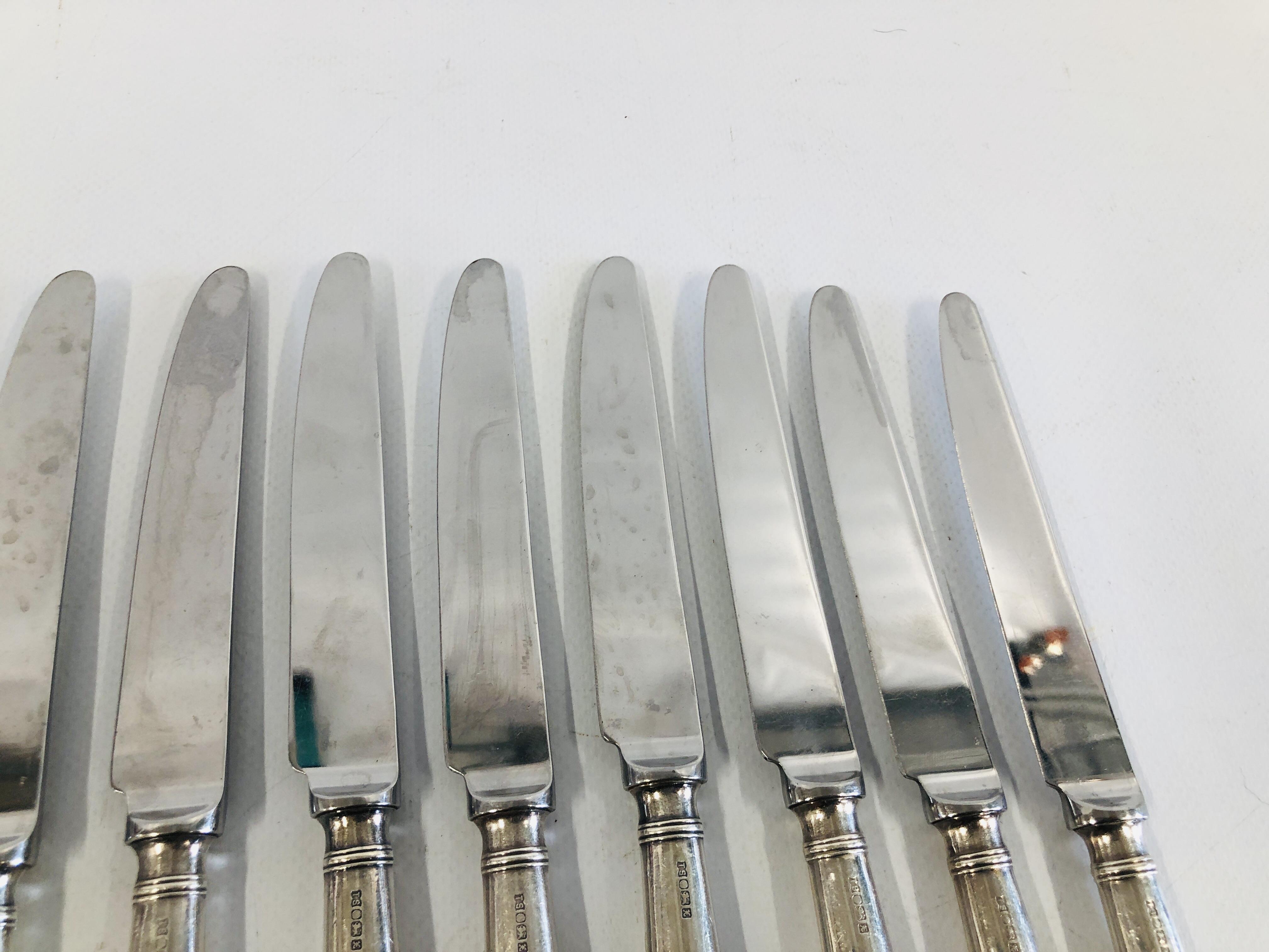 A SET 0F TWELVE SILVER HANDLED TABLE KNIVES - Image 4 of 8