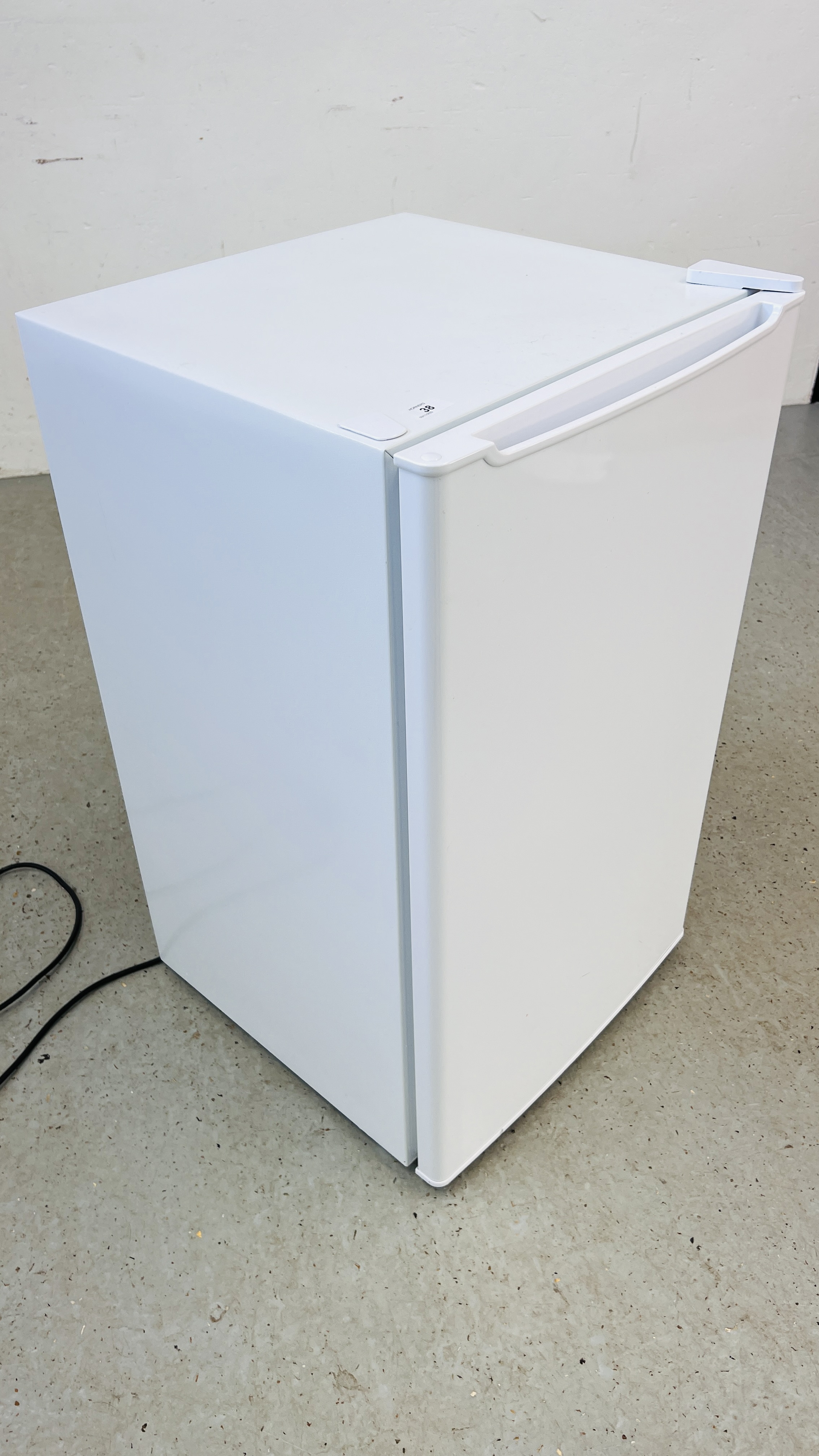 AN UNBRANDED UNDERCOUNTER THREE DRAWER FREEZER - SOLD AS SEEN. - Image 2 of 6