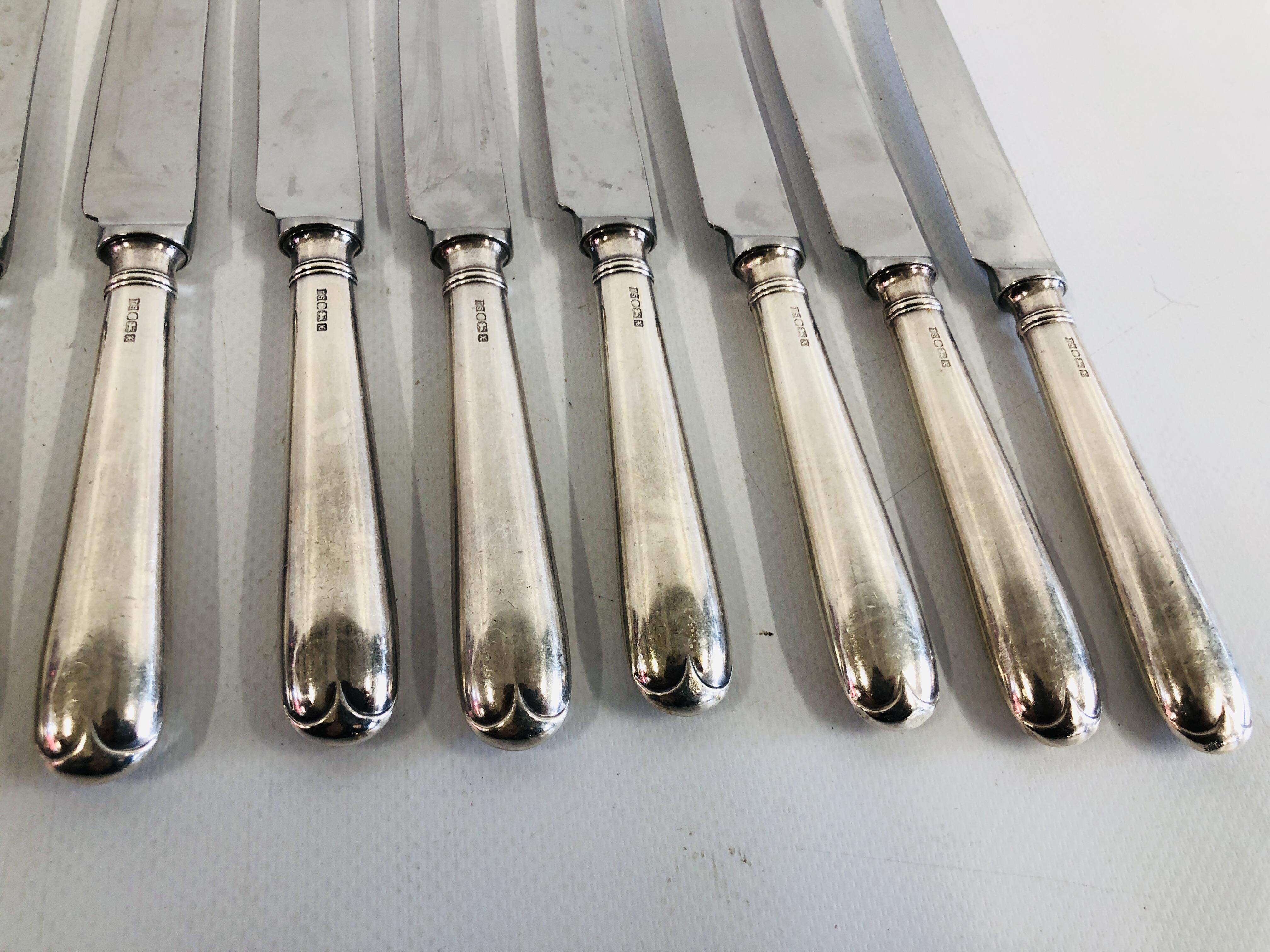 A SET 0F TWELVE SILVER HANDLED TABLE KNIVES - Image 3 of 8