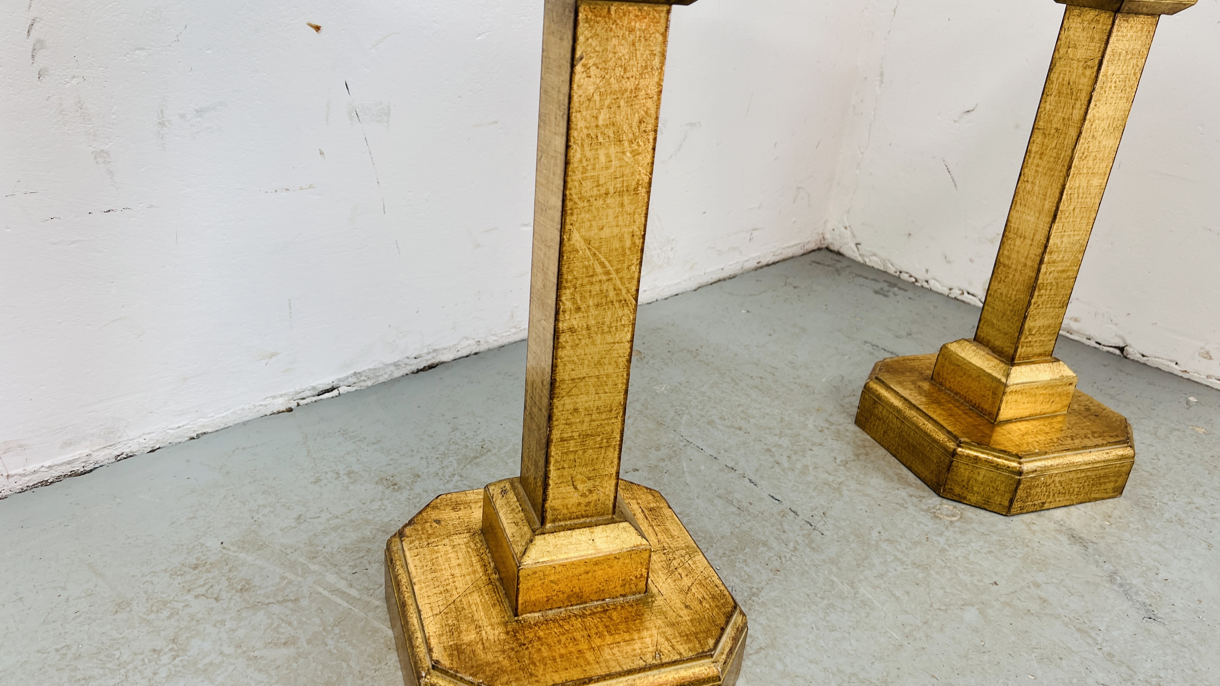 A PAIR OF GOLD FINISHED PEDESTAL SIDE TABLES W 46CM, D 46CM, H 60CM. - Image 5 of 8