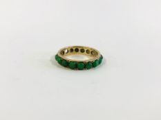 AN UNMARKED YELLOW METAL ETERNITY RING SET WITH JADEITE STONES (2 MISSING) SIZE N/O