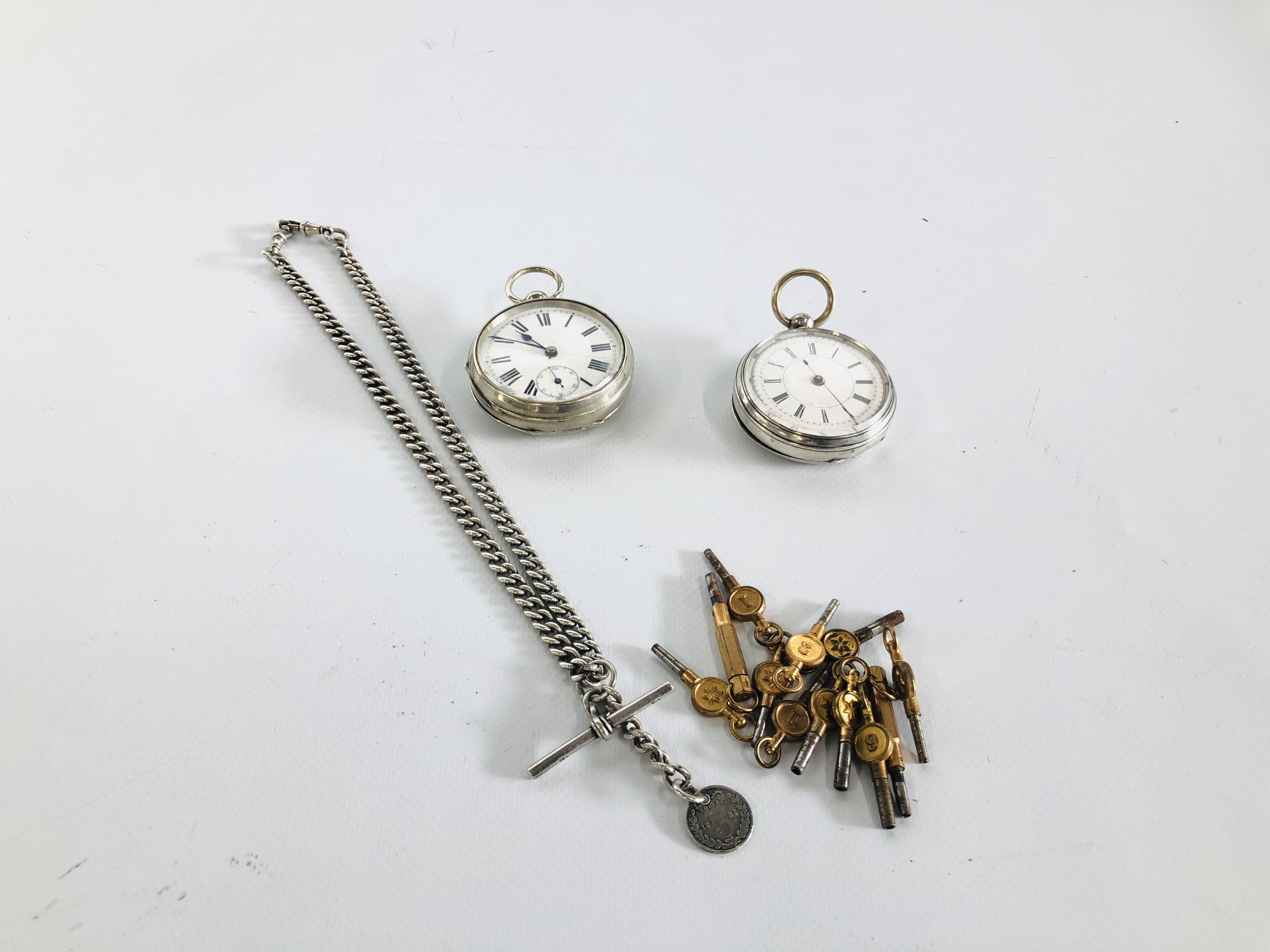 A GENTLEMAN'S SILVER CASED POCKET WATCH, A SILVER WATCH CHAIN,