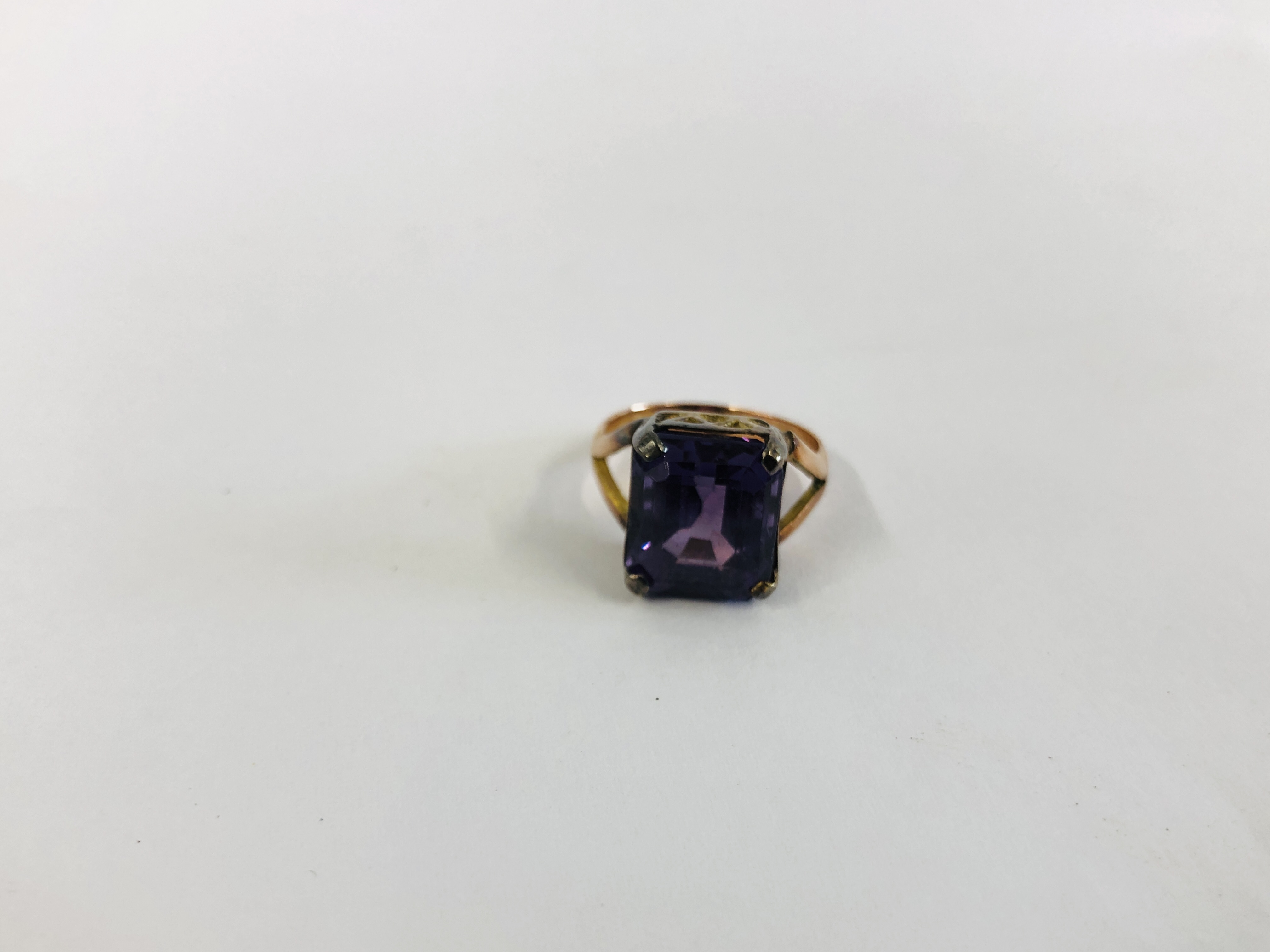 A YELLOW METAL AMETHYST RING IN CAGE SETTING SIZE G/H - Image 2 of 7