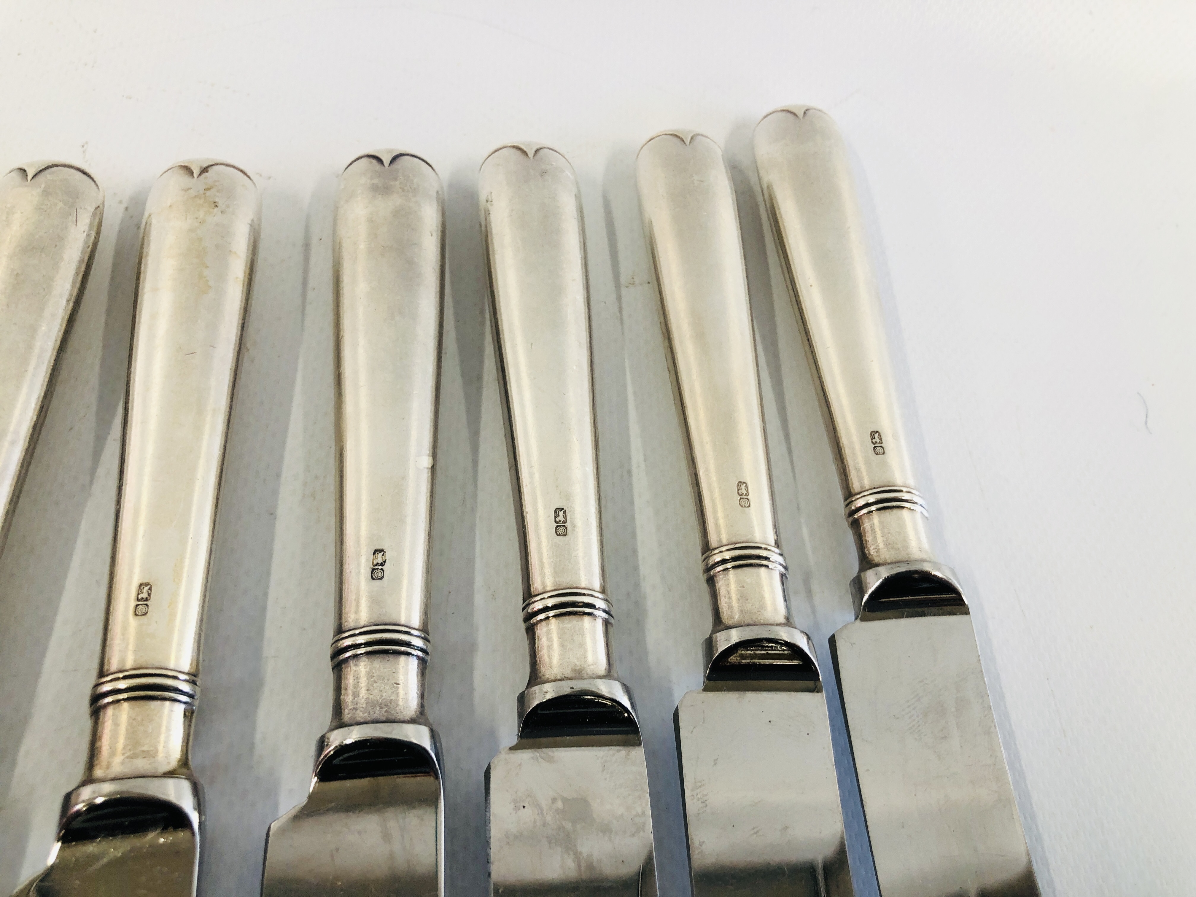 A SET OF TWELVE LARGE SILVER HANDLED TABLE KNIVES - Image 4 of 10