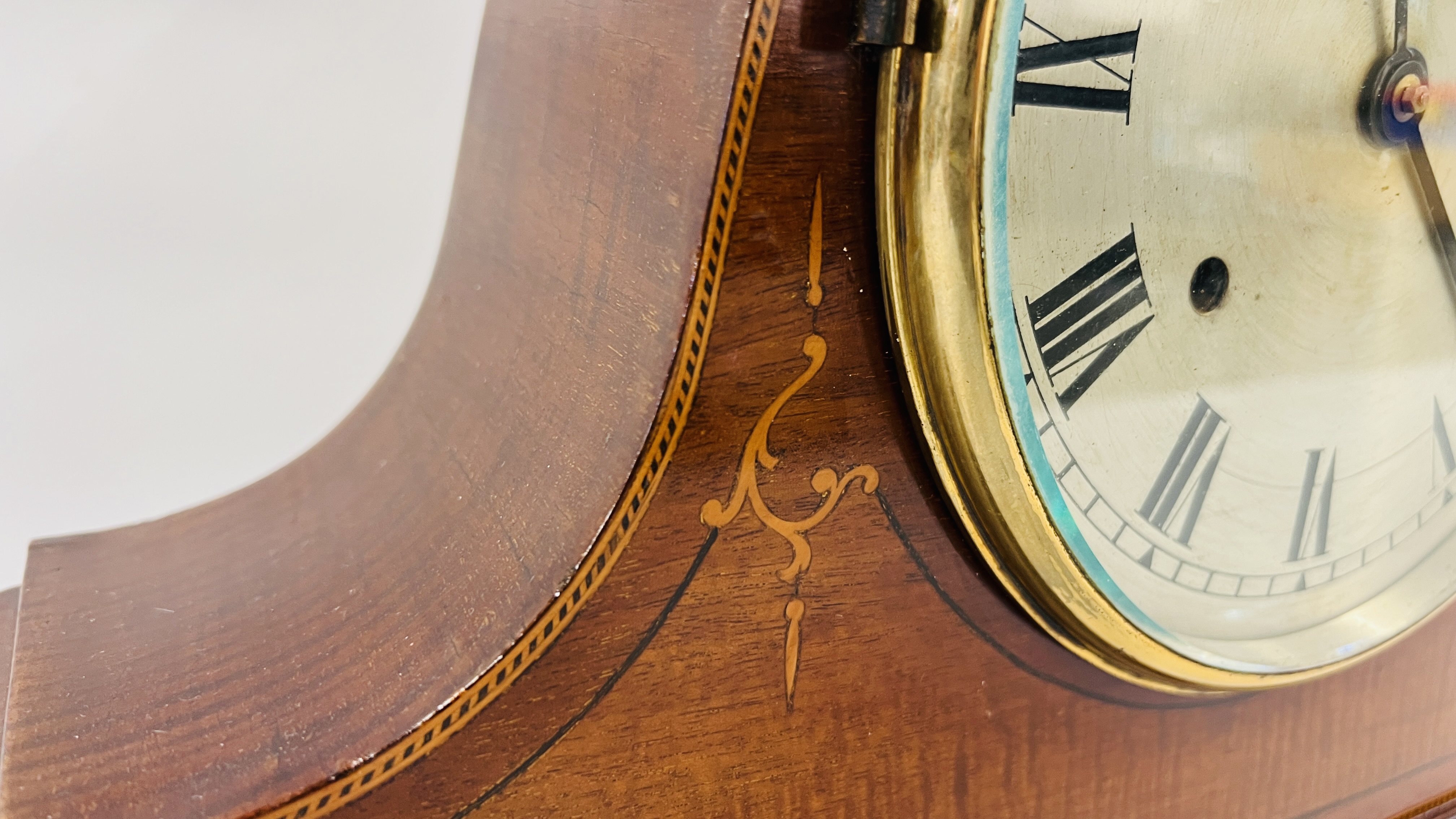 AN EDWARDIAN INLAID MANTEL CLOCK MARKED "S.F." HEIGHT 33CM. - Image 5 of 6