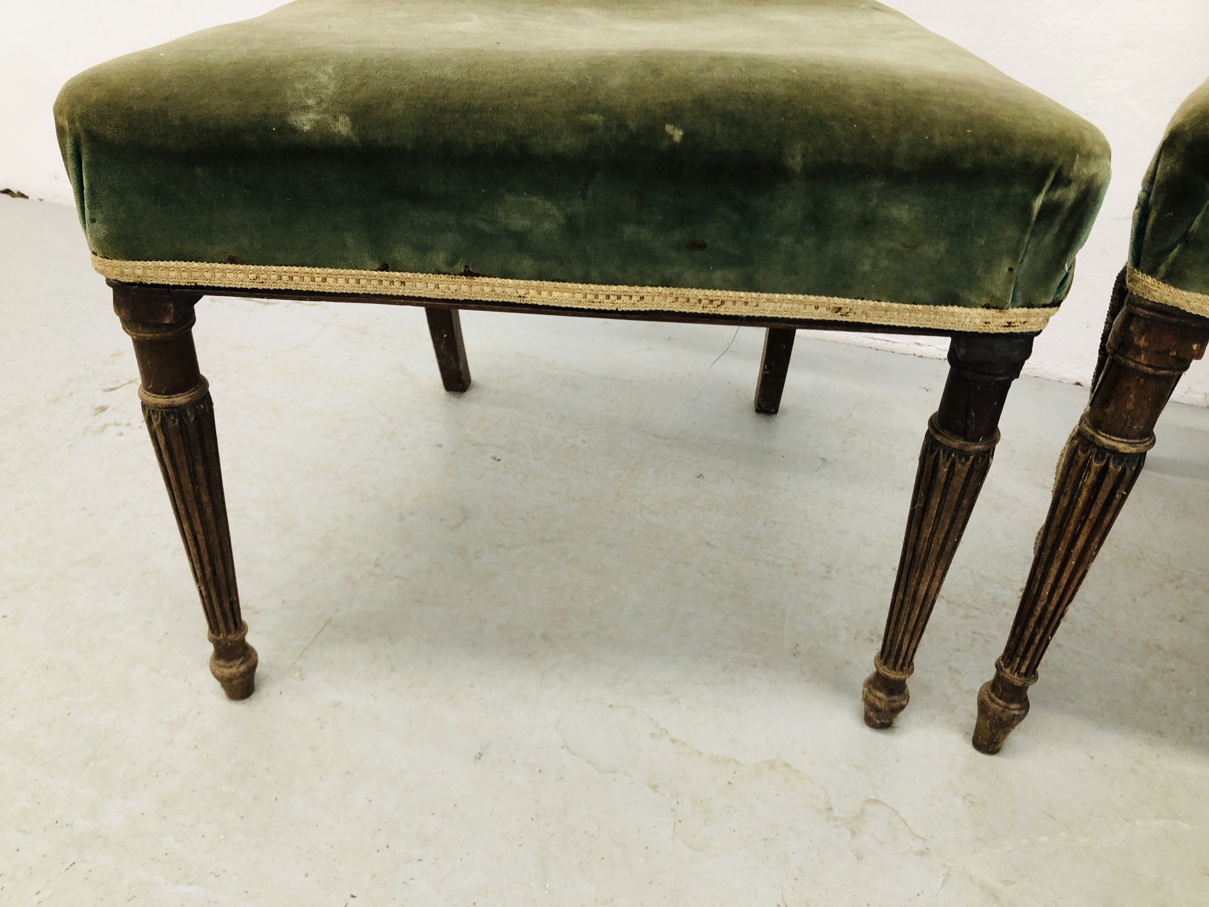 A SET OF THREE GEORGIAN OAK CHIPPENDALE CHAIRS ON REEDED LEG - Image 8 of 10