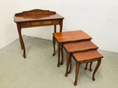 A GOOD QUALITY REPRODUCTION CHERRY WOOD FINISH SINGLE DRAWER SIDE TABLE ALONG WITH A MATCHING NEST