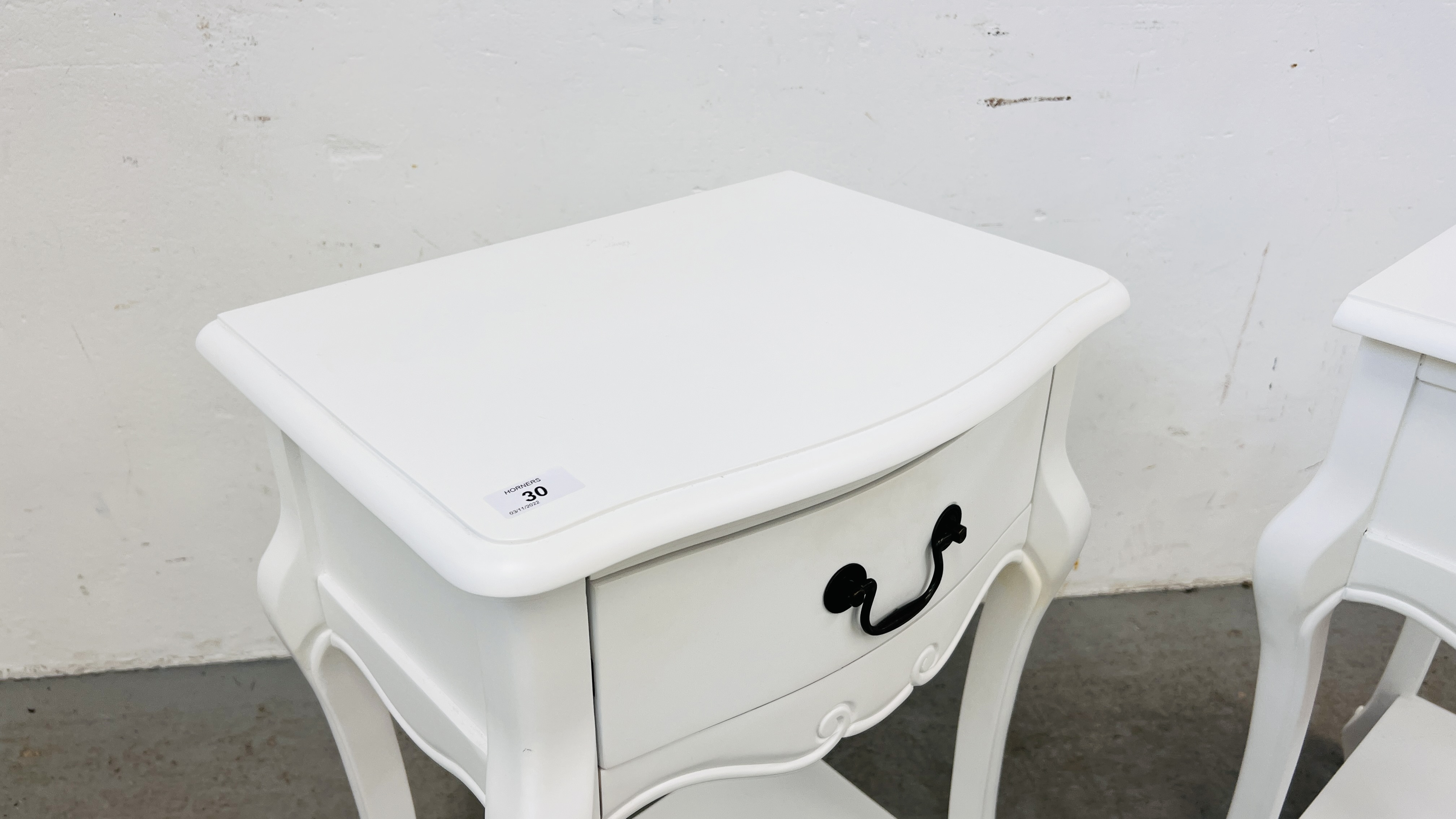 A PAIR OF FRENCH STYLE WHITE FINISHED SINGLE DRAWER BEDSIDE TABLES. - Bild 5 aus 9