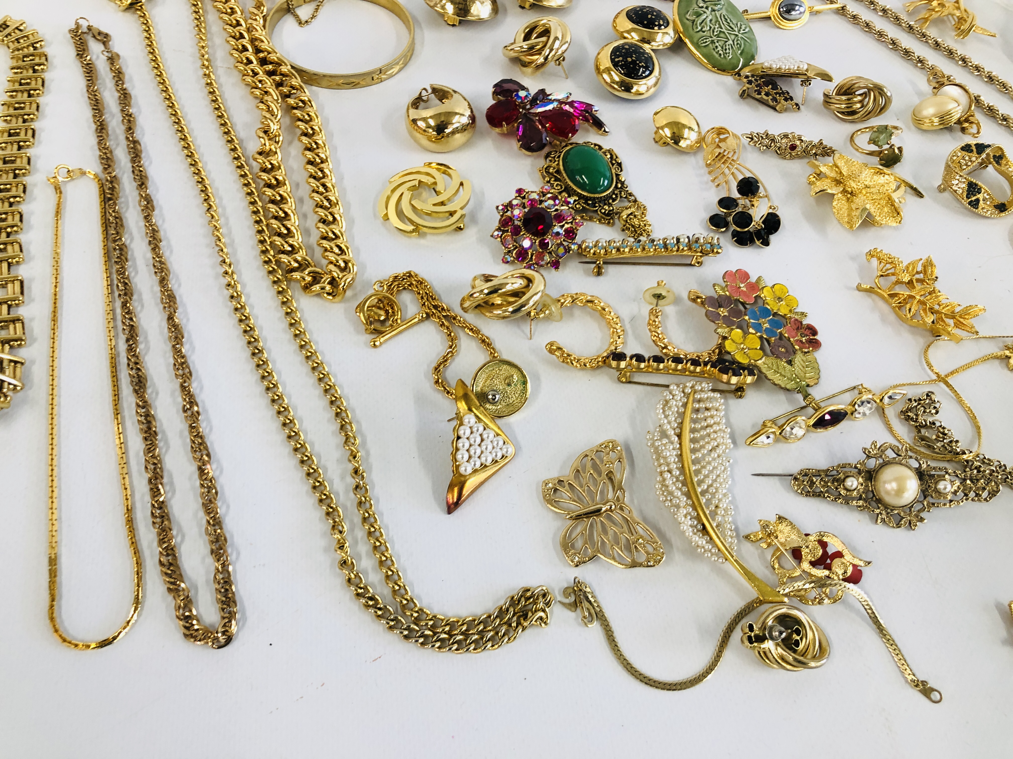 VINTAGE / RETRO AND MODERN GOLD TONE METAL NECKLACES, BRACELETS AND BROOCHES. - Image 5 of 6