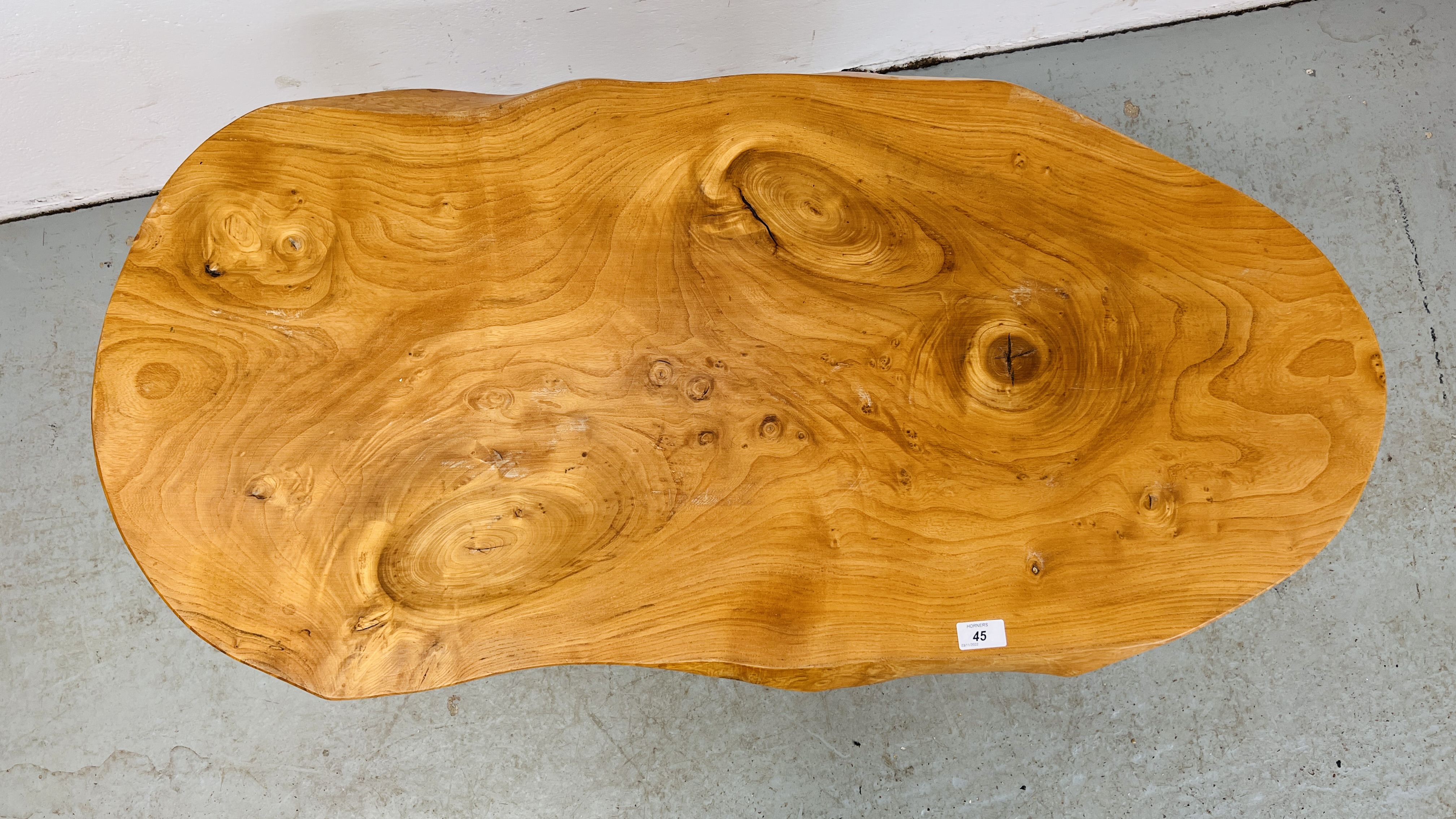 AN ELM WOOD CRAFTS STYLE SLAB WOOD COFFEE TABLE LENGTH 110CM. WIDTH 56CM. - Bild 7 aus 7